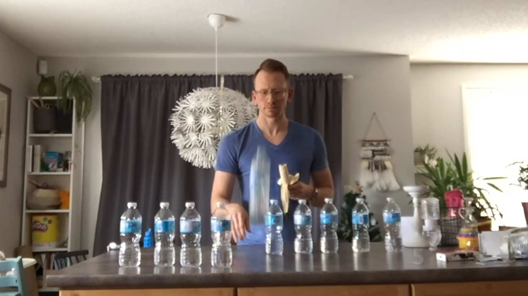 Lehrer verbot Bottle-Flipping und überrascht mit eigenen Tricks