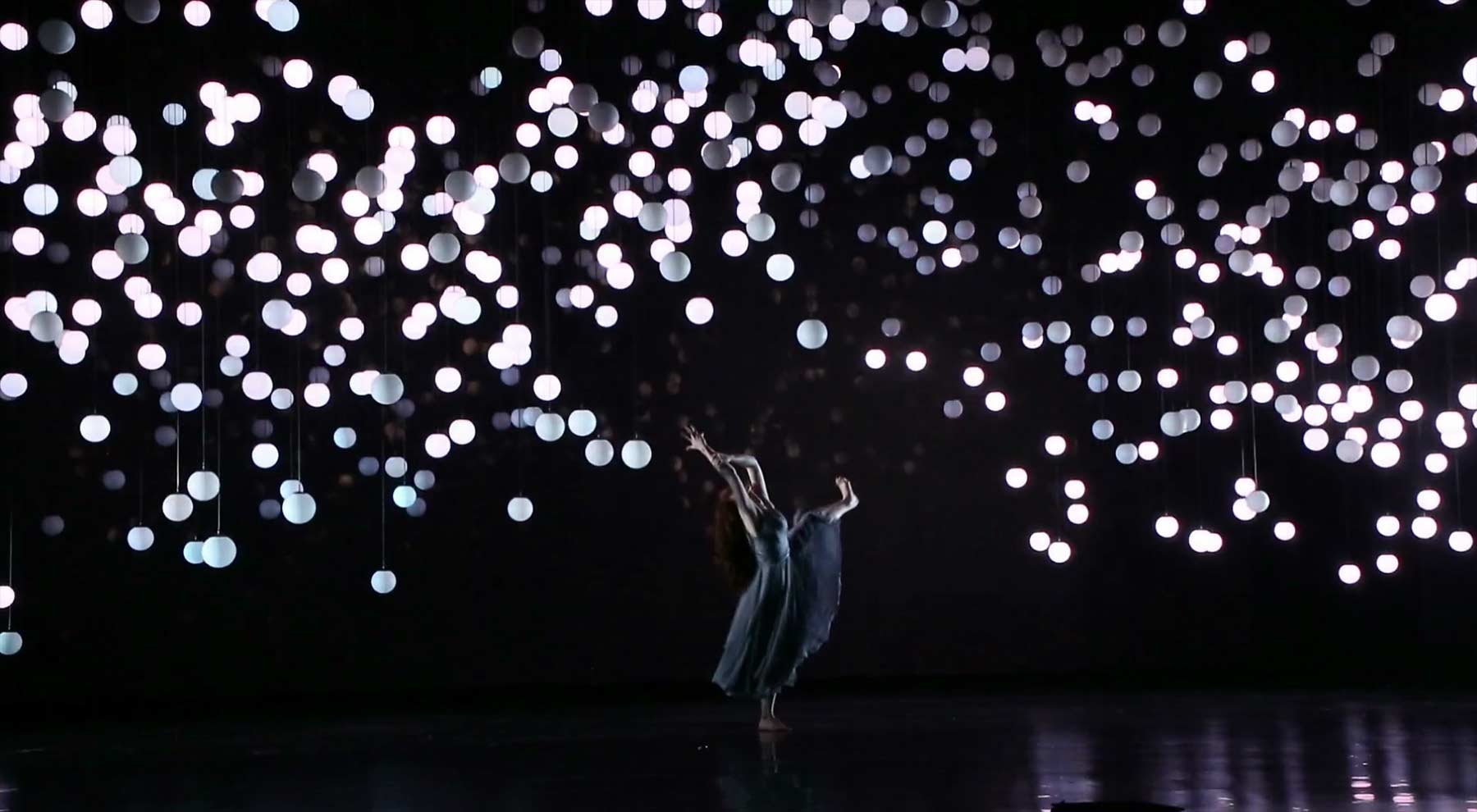 Mit 640 fliegenden LED-Kugeln tanzen