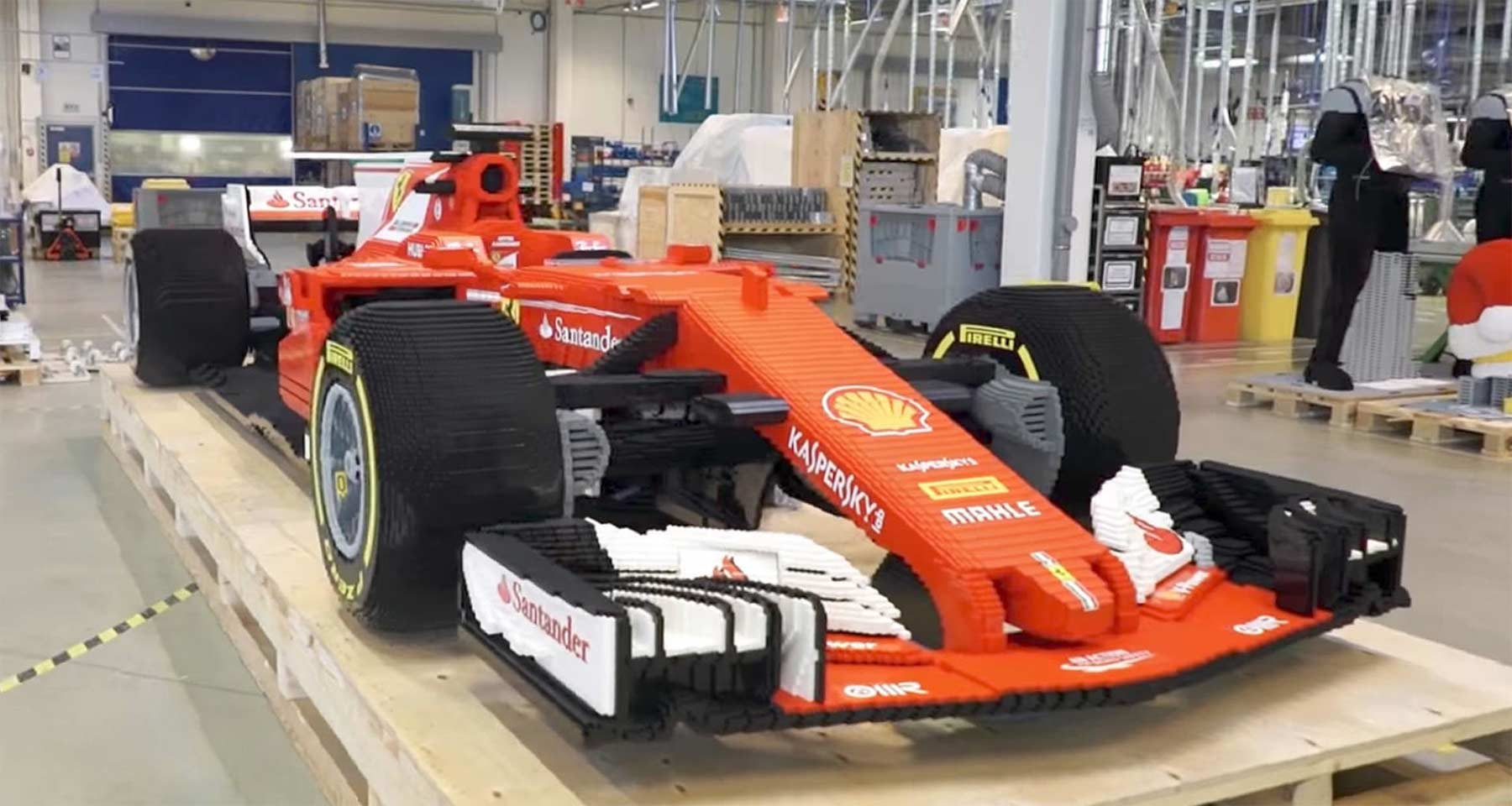 Timelapse: Ferrari F1 aus 350.000 Legosteinen