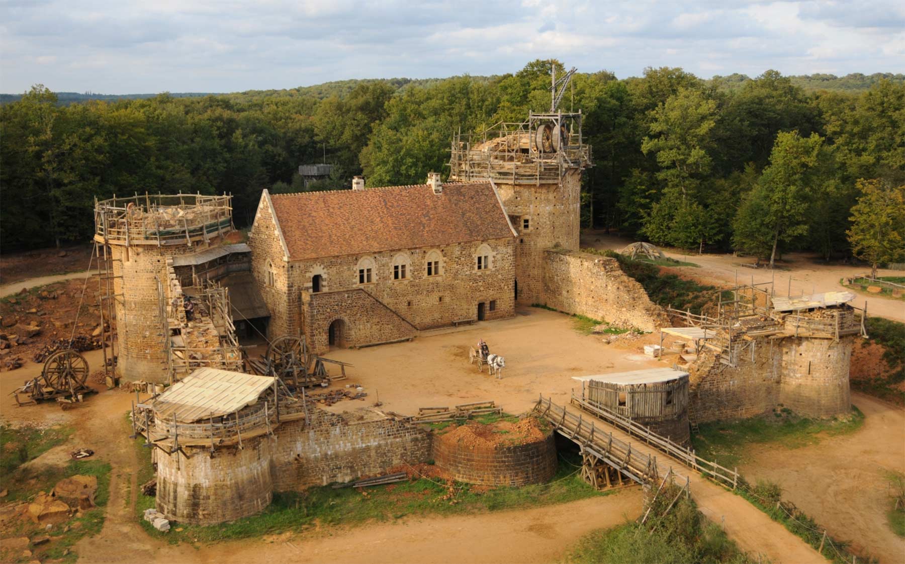 Diese Burg wird seit 20 Jahren mit mittelalterlichen Mitteln erbaut schloss-Guedelon_01 