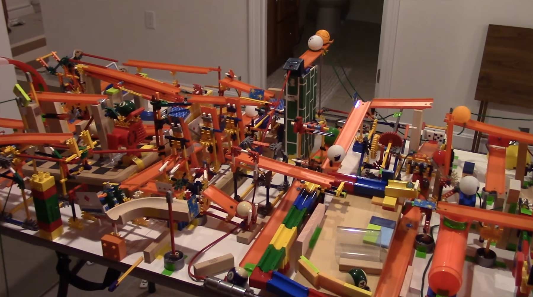 Diese Rube Goldberg-Maschine brauchte 297 Anläufe