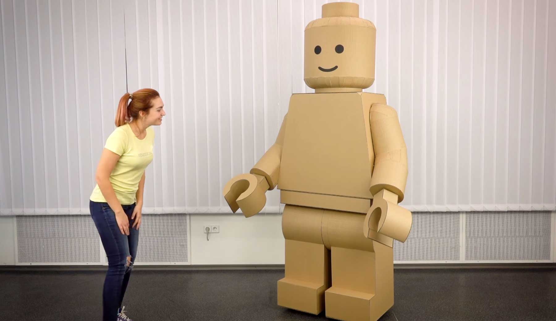 Gigantisches LEGO-Figur-Kostüm aus Pappe