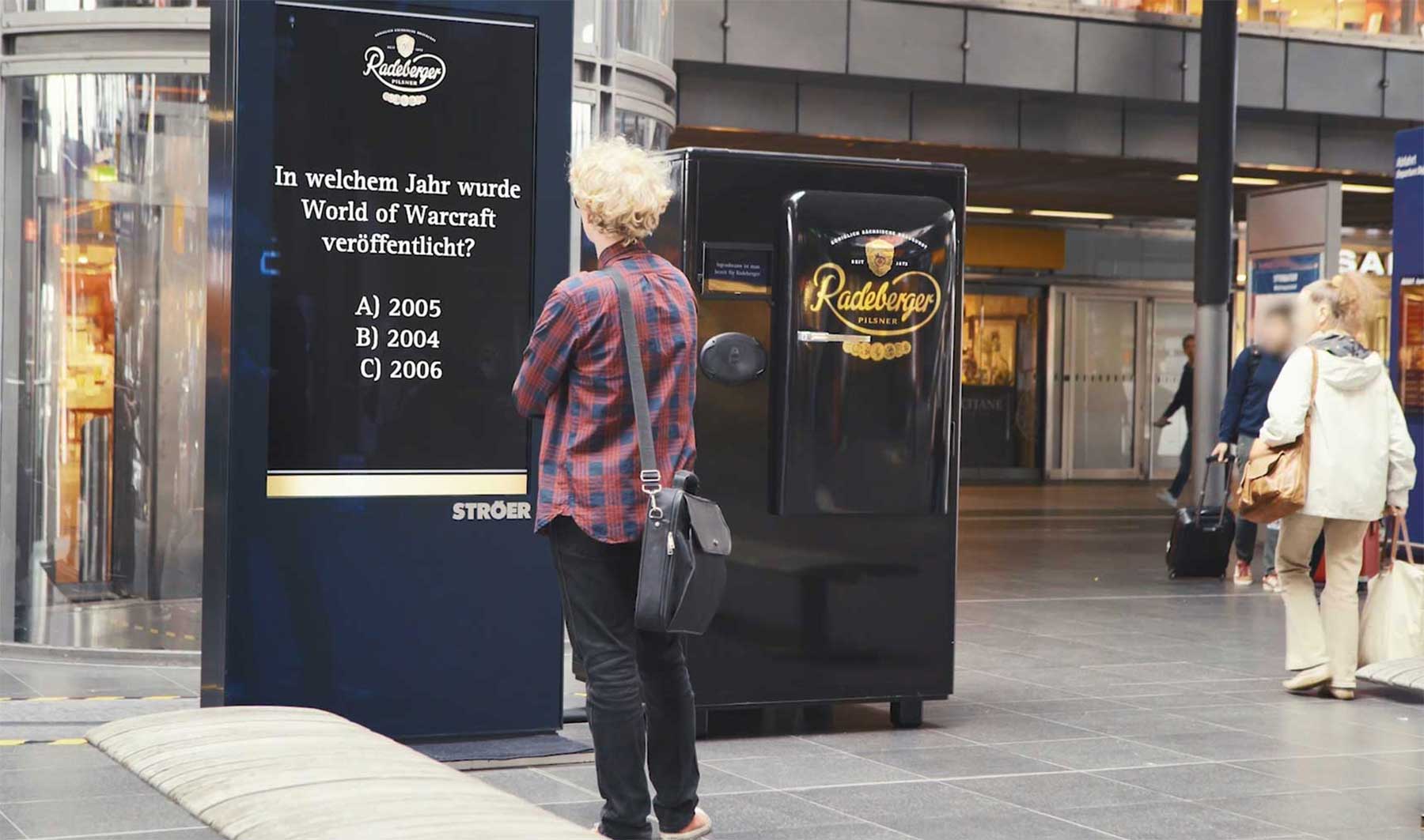 Unterhaltsame Bier-Überraschung für Bahnhofsbesucher in Berlin radeberger-bahnhof-kuehlschrank-ueberraschung_01-1 