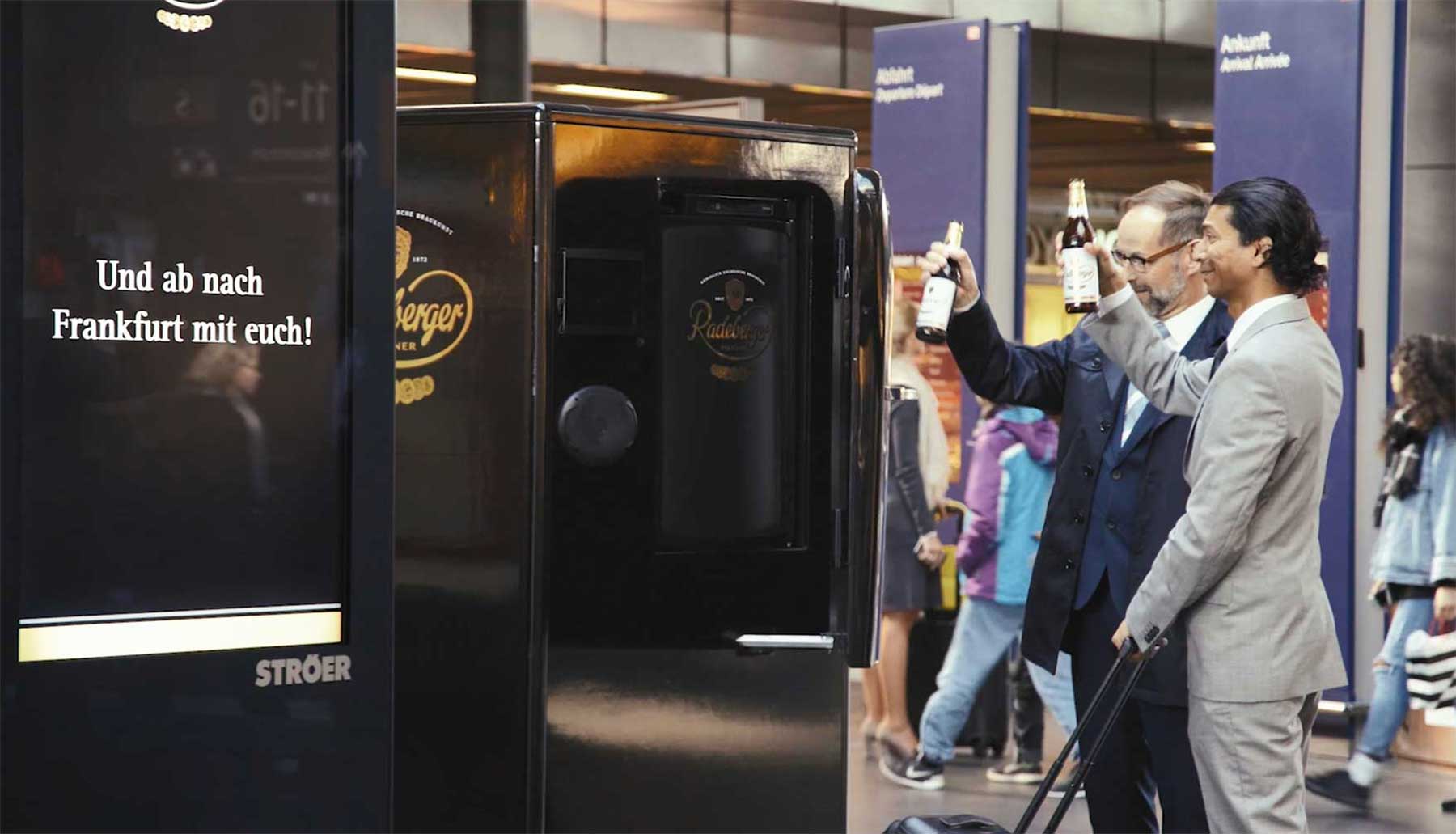 Unterhaltsame Bier-Überraschung für Bahnhofsbesucher in Berlin radeberger-bahnhof-kuehlschrank-ueberraschung_02-1 