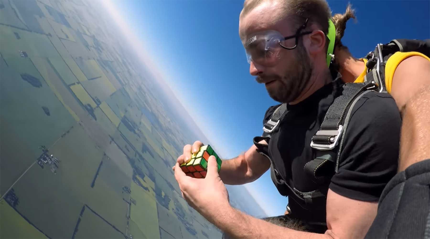 Typ lernt 37 Tage, einen Zauberwürfel beim Skydiving zu lösen rubiks-cube-skydiving 