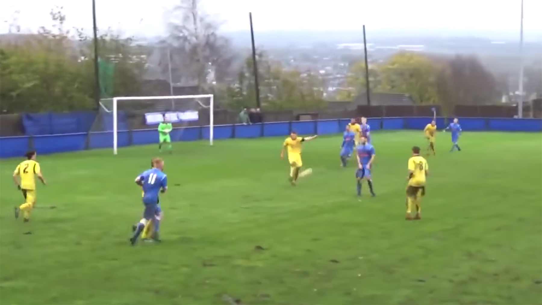 Die dramatischste letzte Minute eines Fußballspiels padiham-widness-fussball-drama 