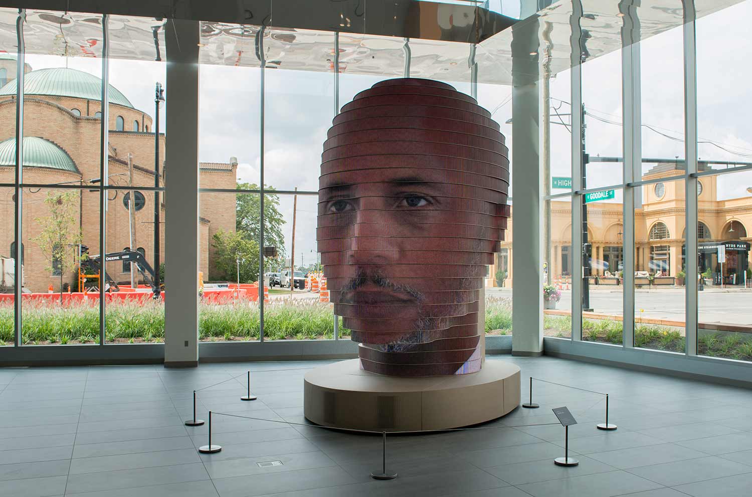 LED-Skulptur projiziert überdimensionale Besuchergesichter As-we-are-giant-head-matthew-mohr_02 