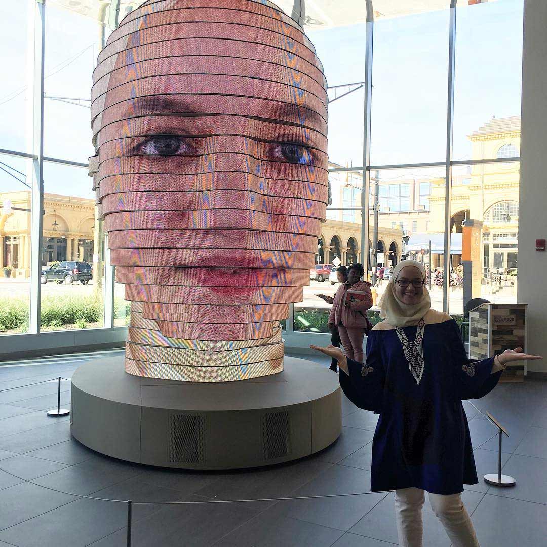 LED-Skulptur projiziert überdimensionale Besuchergesichter As-we-are-giant-head-matthew-mohr_03 