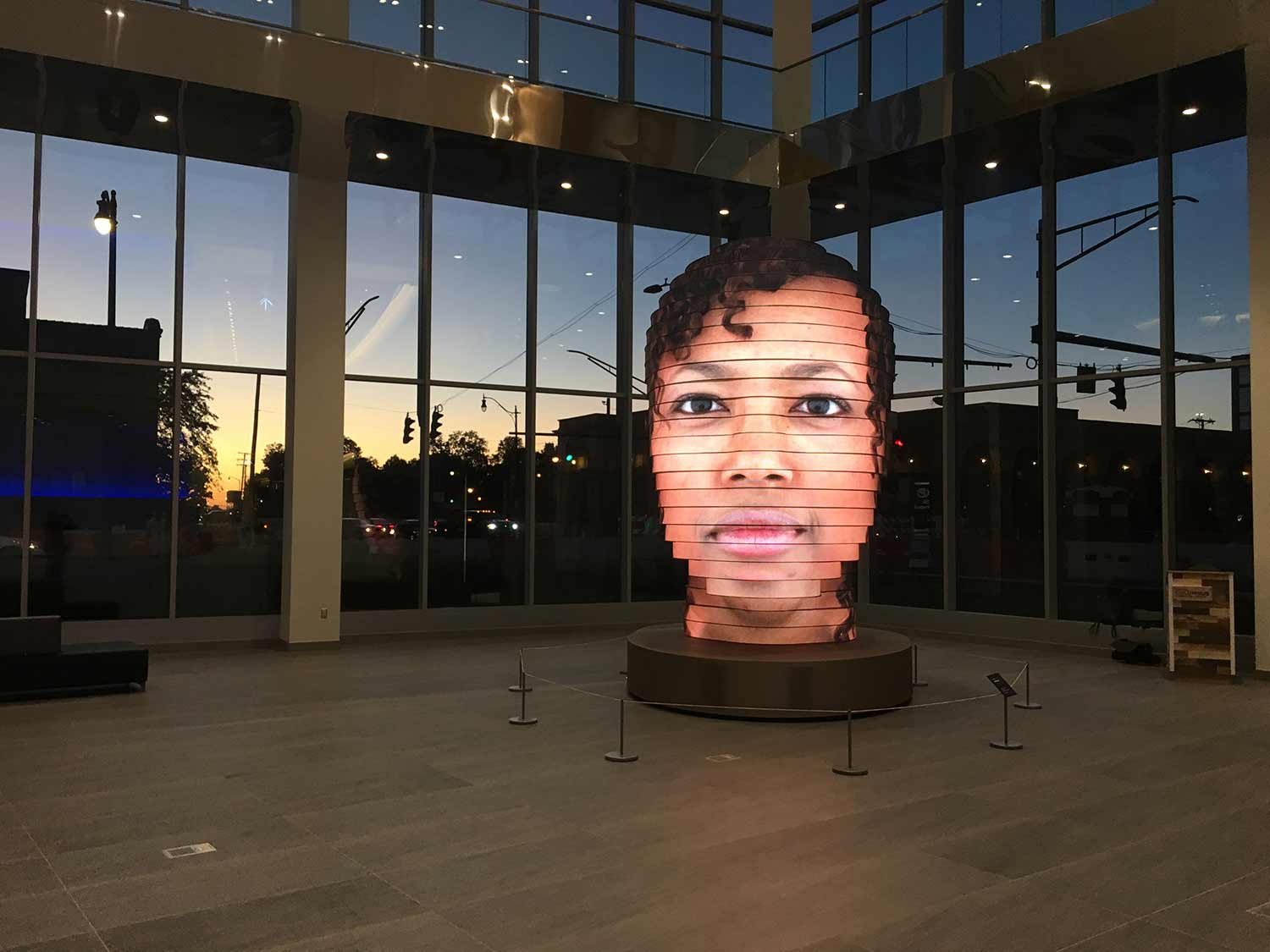 LED-Skulptur projiziert überdimensionale Besuchergesichter As-we-are-giant-head-matthew-mohr_04 