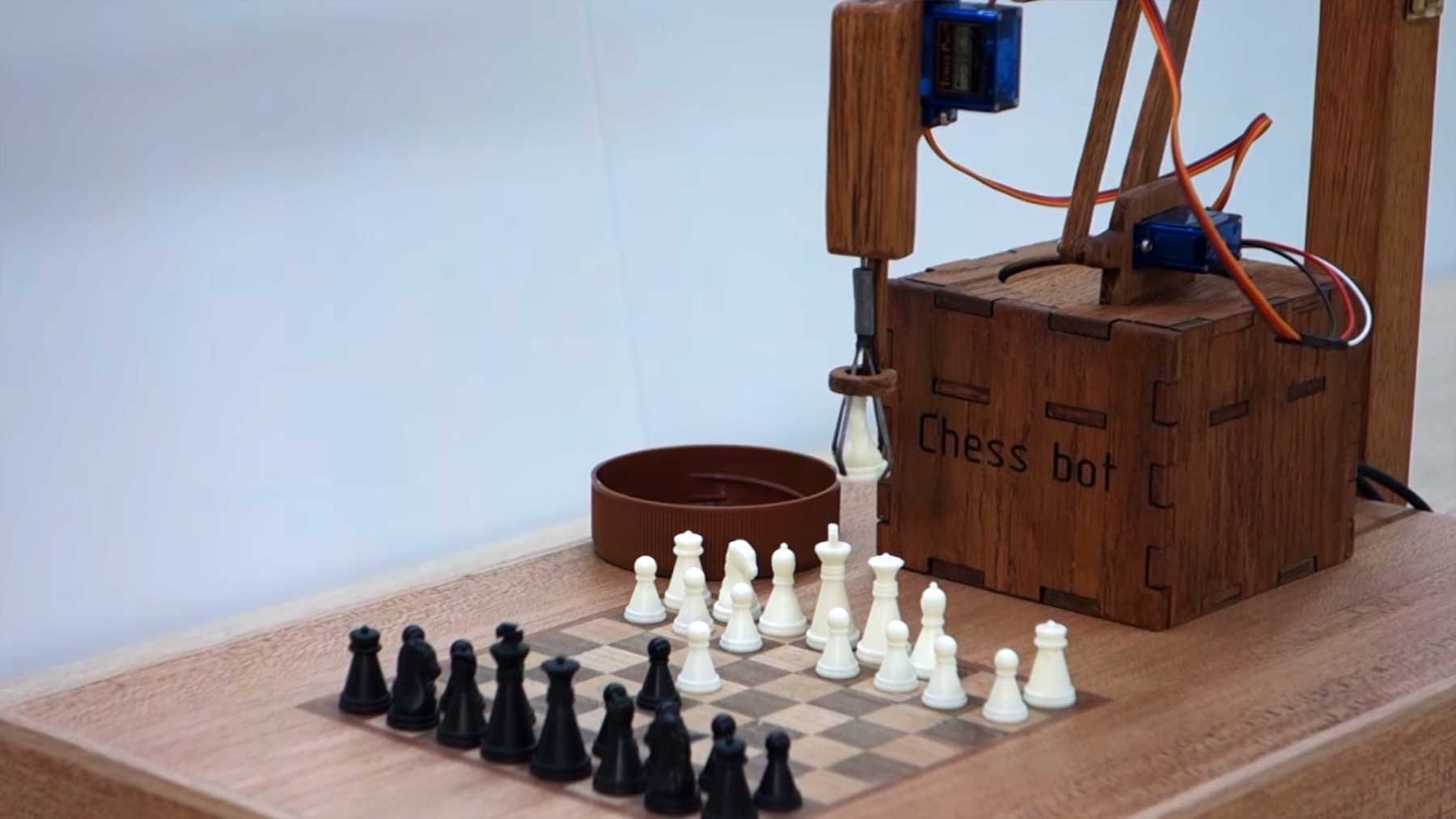 Physisch spielender Schach-Roboter chess-bot 