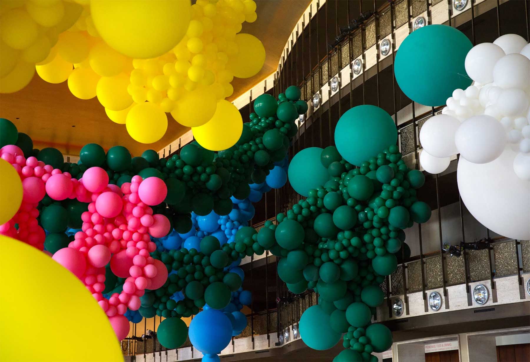 Eine Halle voller Luftballons