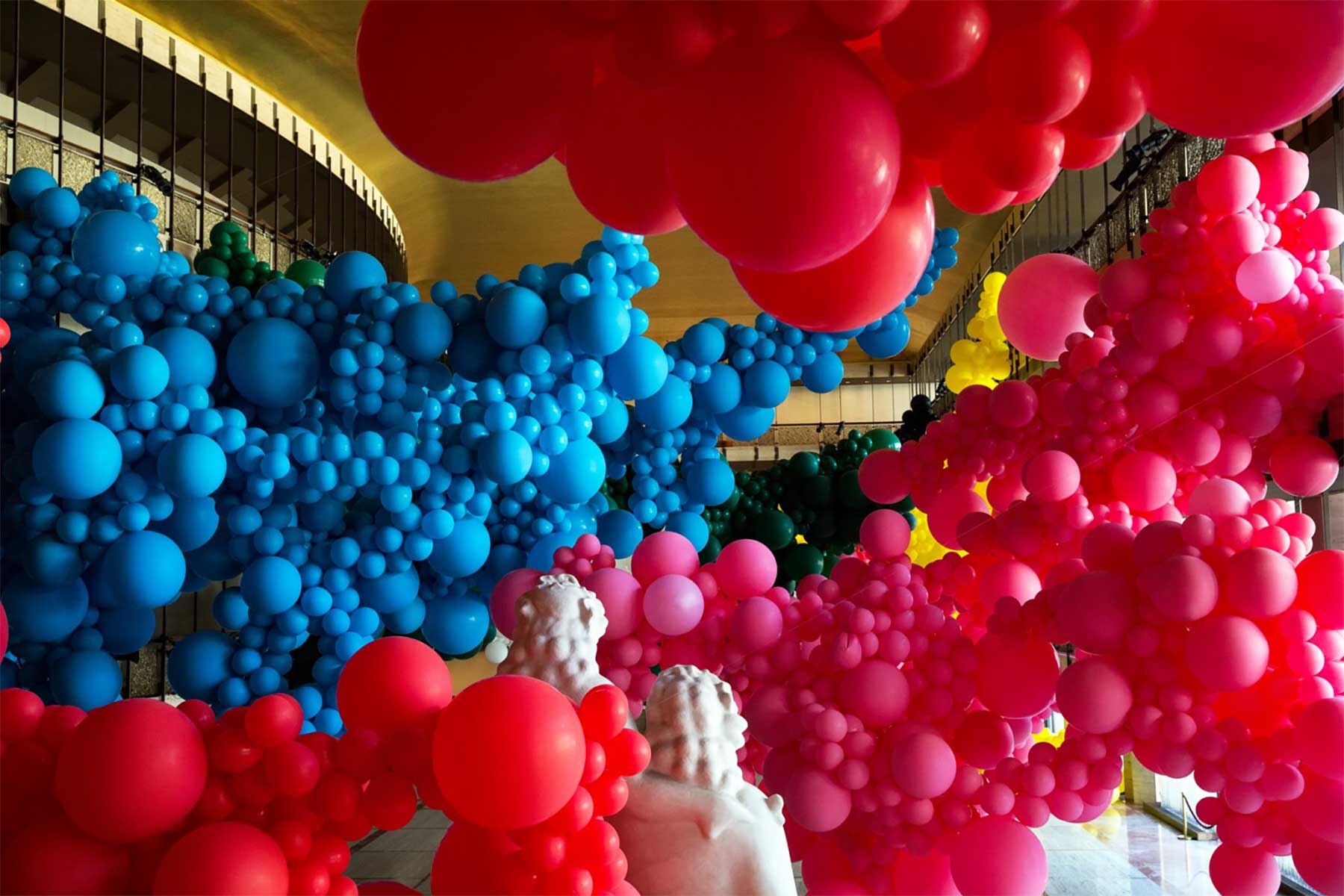 Eine Halle voller Luftballons geronimo-ballons-lincoln-center_02 