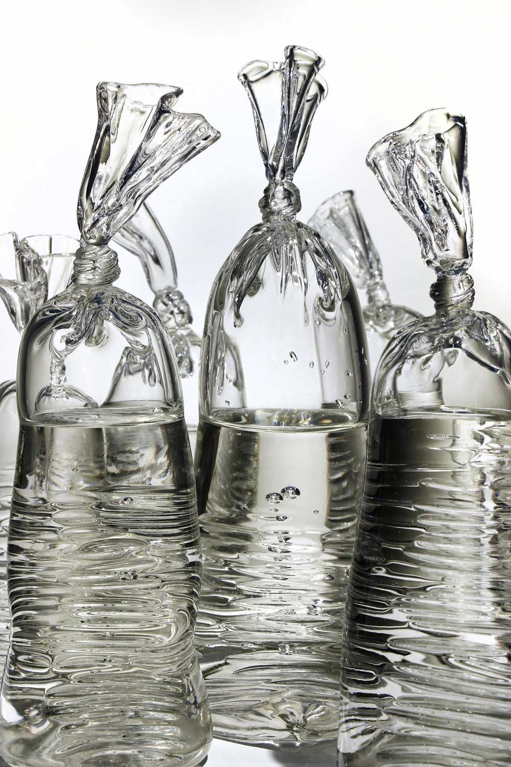 Aus Glas geblasene Plastikbeutel glasskulpturen-plastikbeutel-wasser-Dylan-Martinez_03 