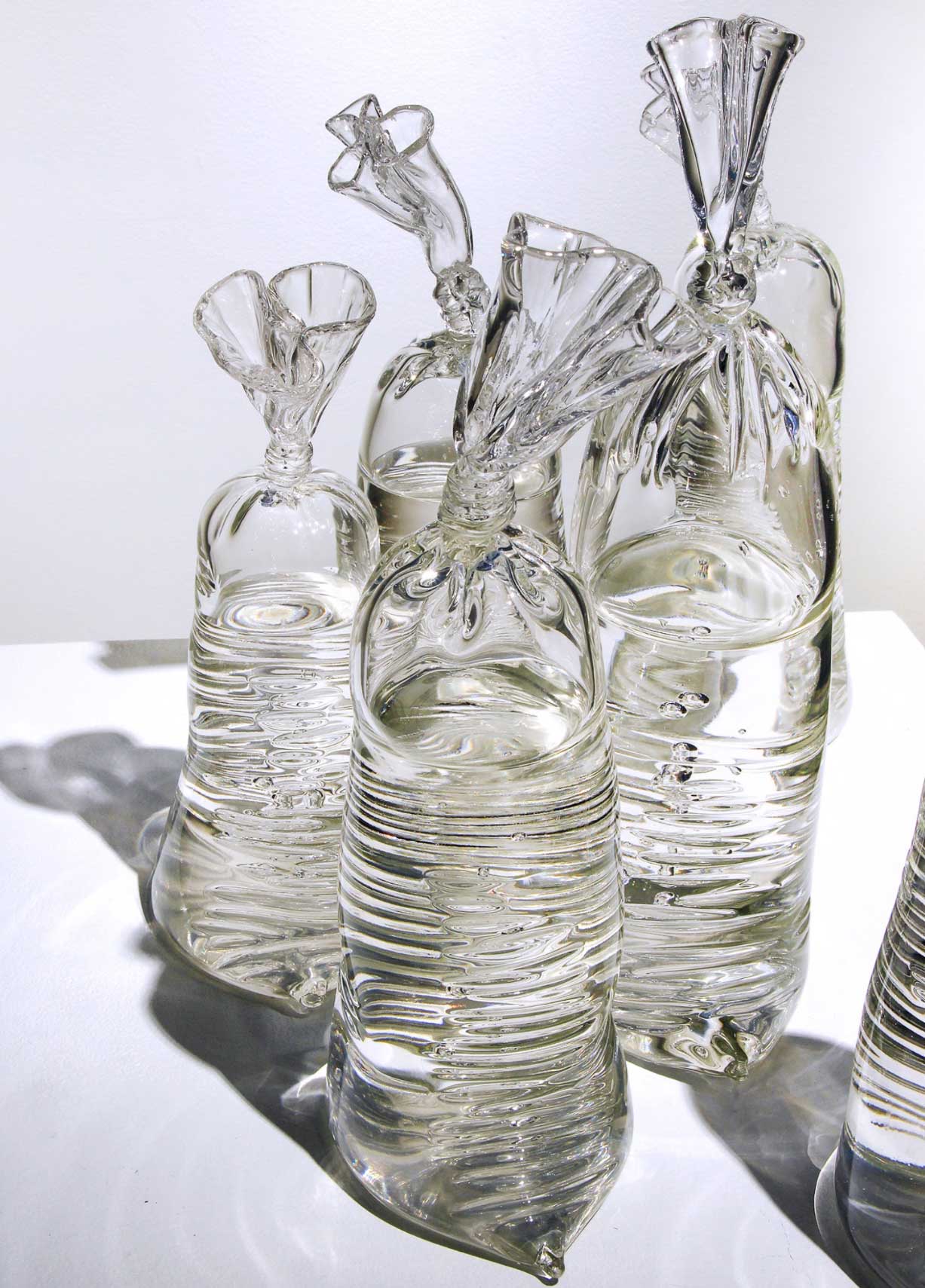 Aus Glas geblasene Plastikbeutel glasskulpturen-plastikbeutel-wasser-Dylan-Martinez_05 