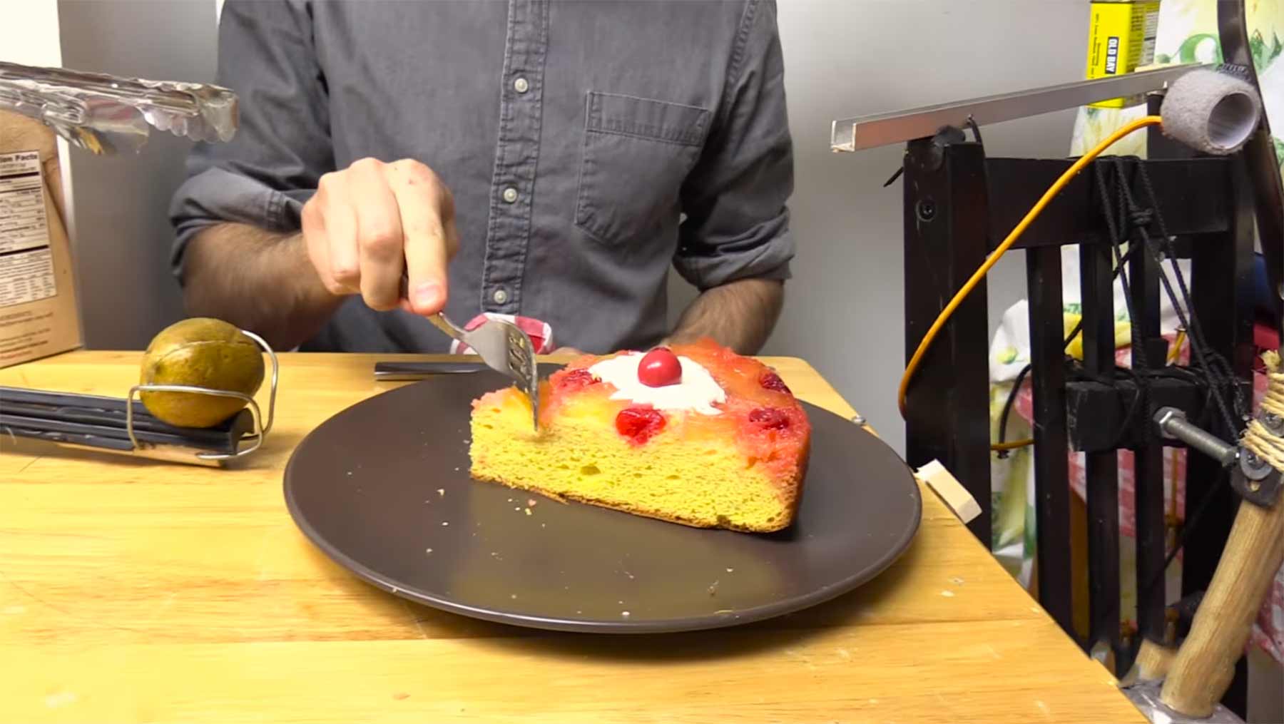 Kuchen-servierende Rube Goldberg Machine