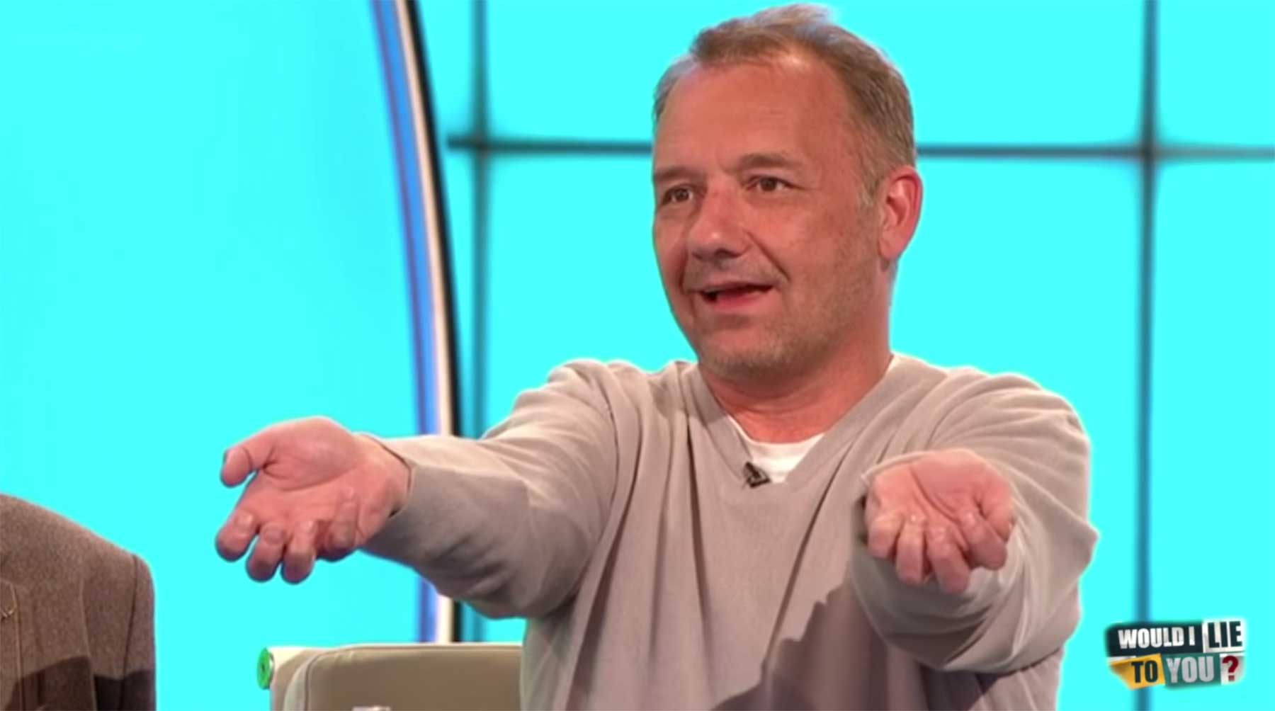 Kann dieser Mann wirklich mit bloßen Händen Äpfel in zwei Hälften brechen? Bob-Mortimer-apfel-mit-haenden-teilen 