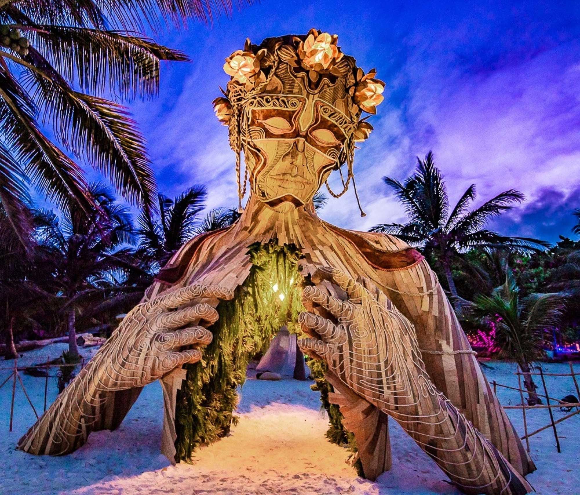 Gigantische Holzskulptur zum Durchschreiten Daniel-Popper-ven-a-la-luz_01 