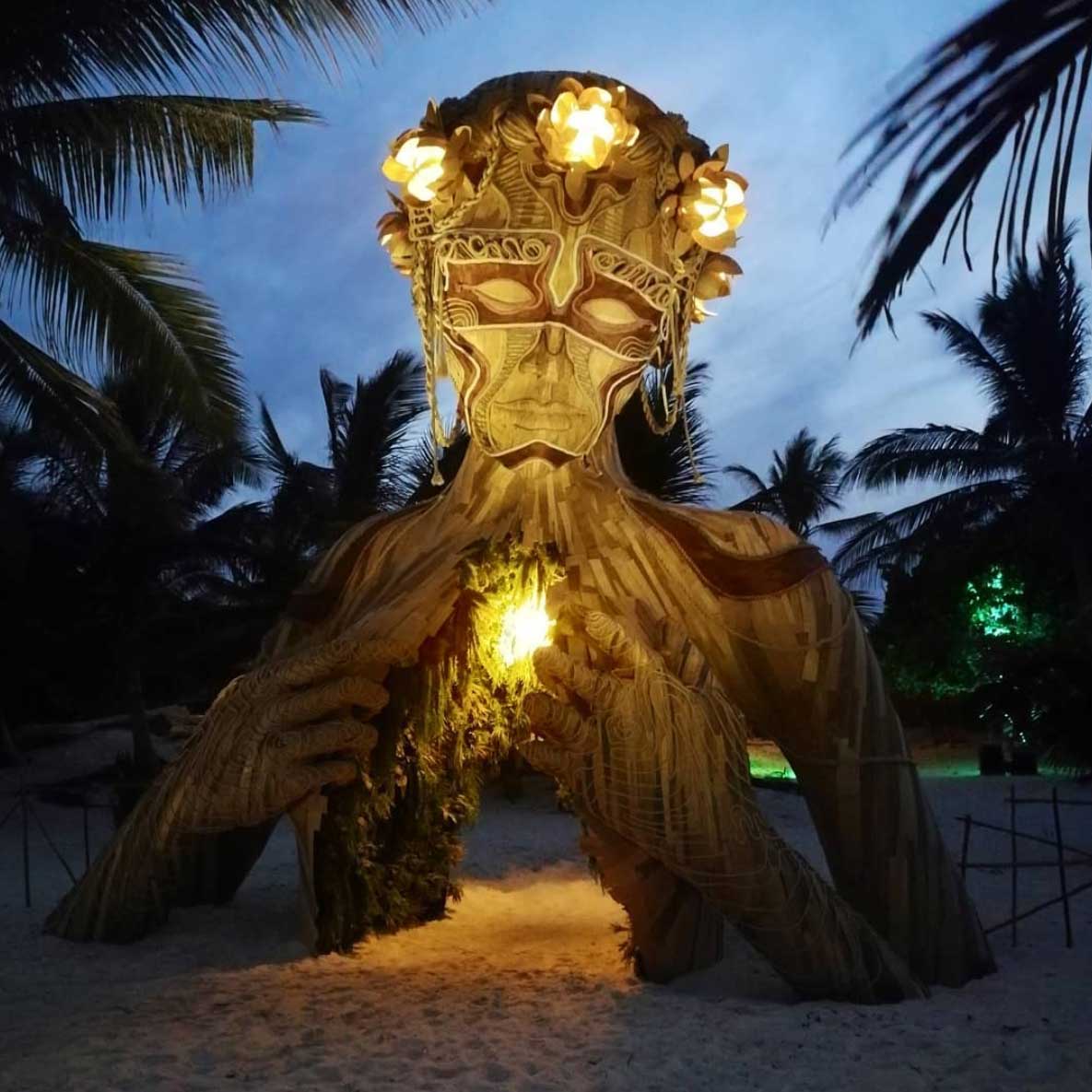 Gigantische Holzskulptur zum Durchschreiten Daniel-Popper-ven-a-la-luz_04 