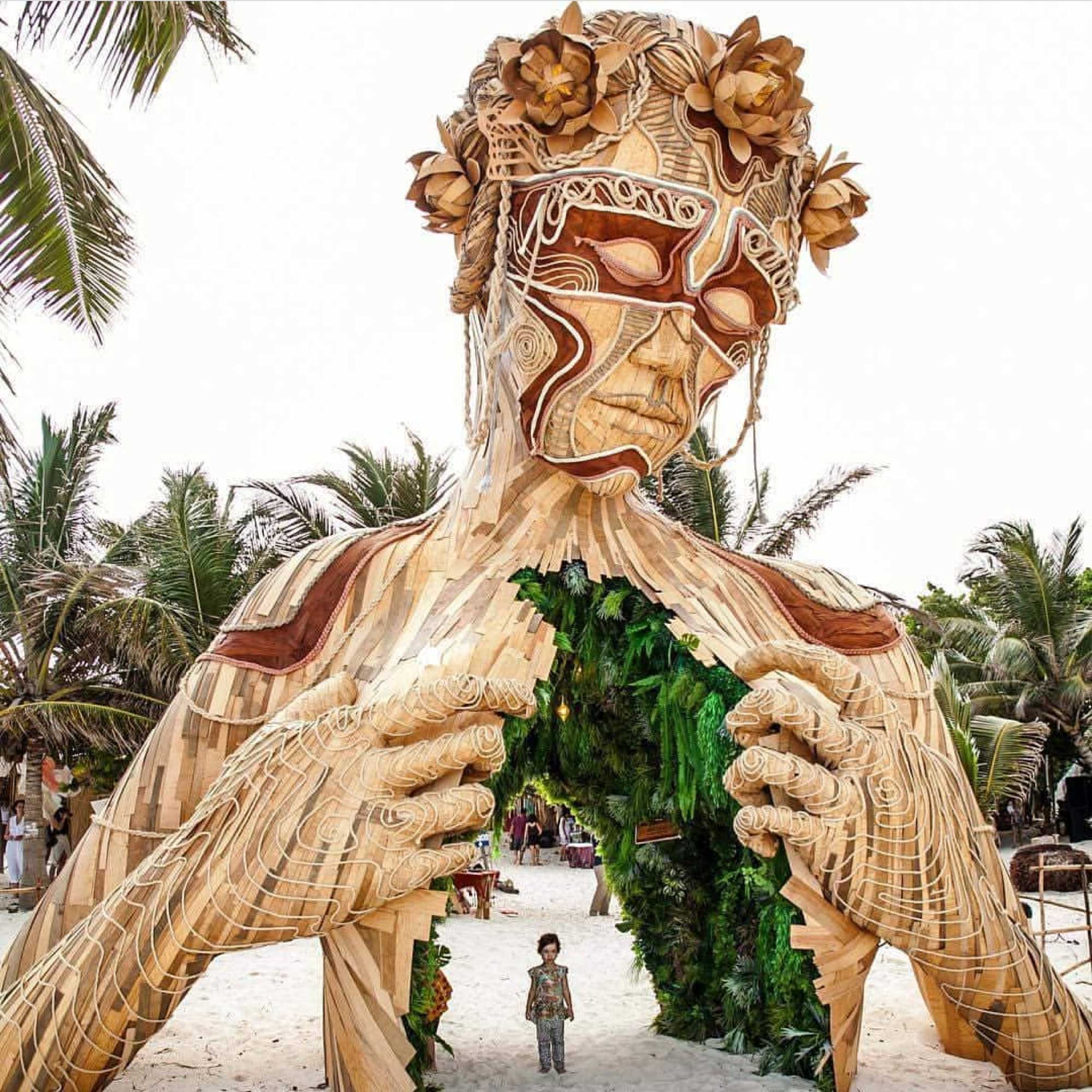 Gigantische Holzskulptur zum Durchschreiten Daniel-Popper-ven-a-la-luz_05 