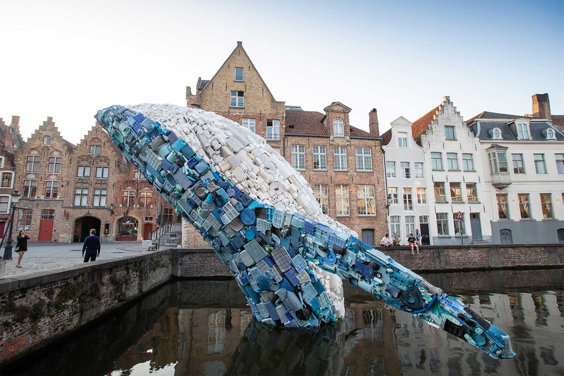 In Brügge steigt ein 11,5 Meter großer Wal aus Plastikmüll empor Skyscraper-bruegge-wal-aus-plastikmuell_01 