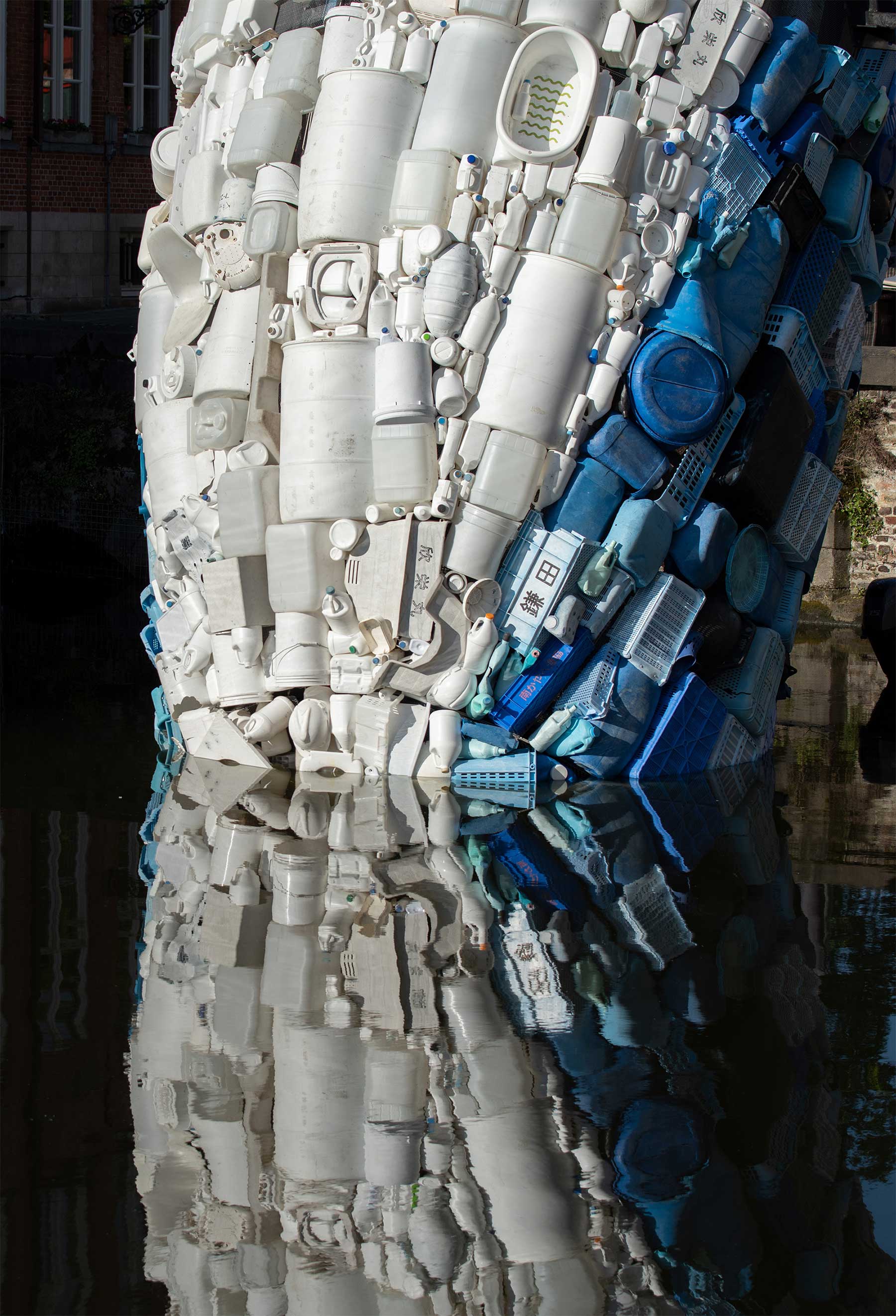 In Brügge steigt ein 11,5 Meter großer Wal aus Plastikmüll empor Skyscraper-bruegge-wal-aus-plastikmuell_02 