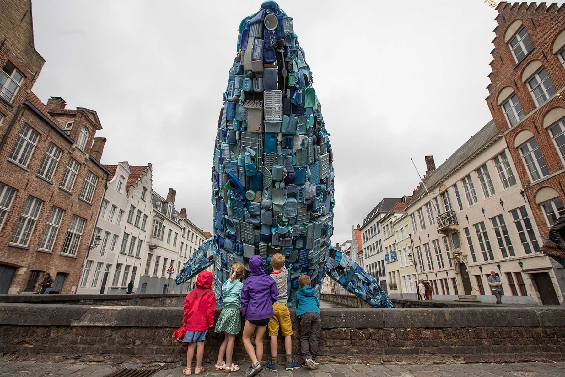 In Brügge steigt ein 11,5 Meter großer Wal aus Plastikmüll empor Skyscraper-bruegge-wal-aus-plastikmuell_03 