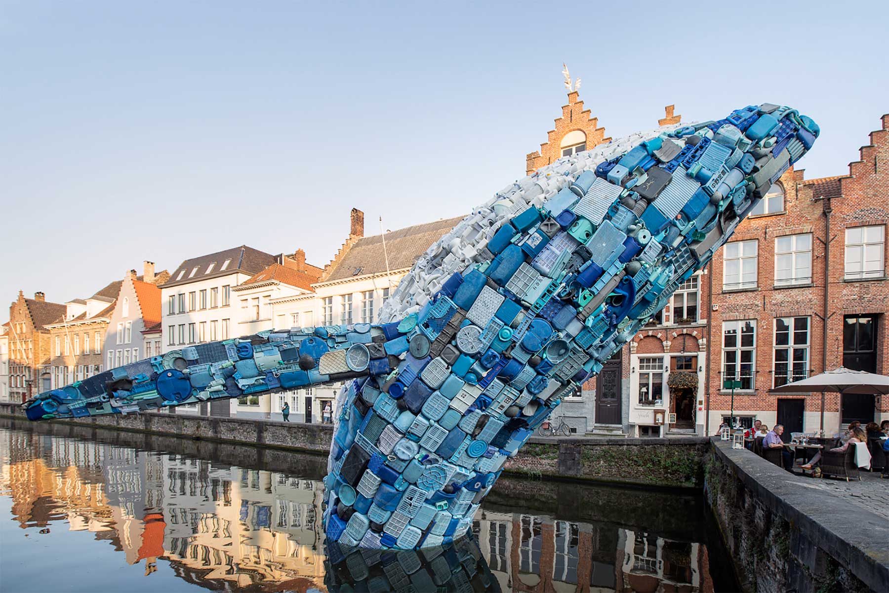 In Brügge steigt ein 11,5 Meter großer Wal aus Plastikmüll empor Skyscraper-bruegge-wal-aus-plastikmuell_04 