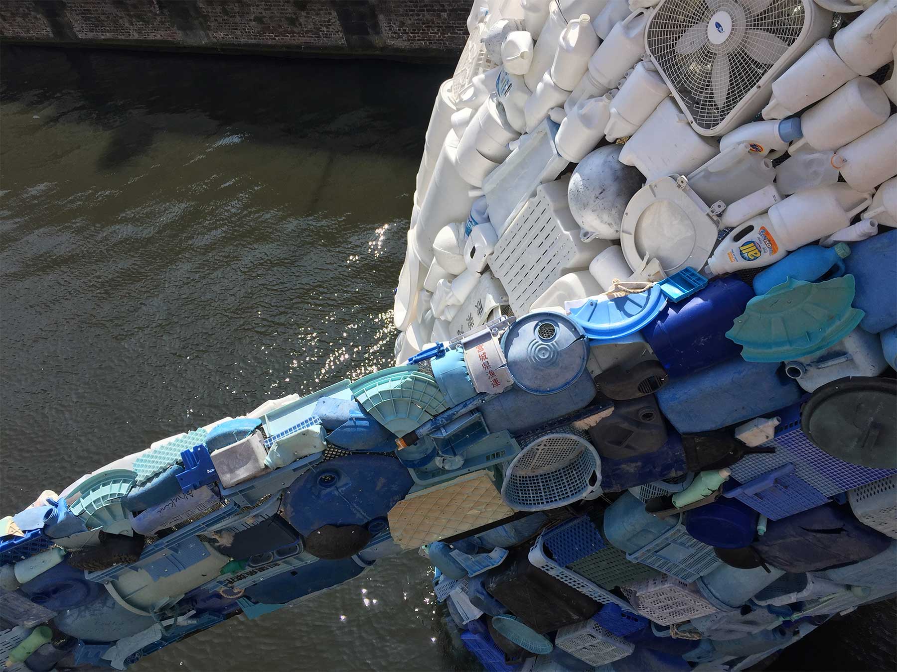 In Brügge steigt ein 11,5 Meter großer Wal aus Plastikmüll empor Skyscraper-bruegge-wal-aus-plastikmuell_05 