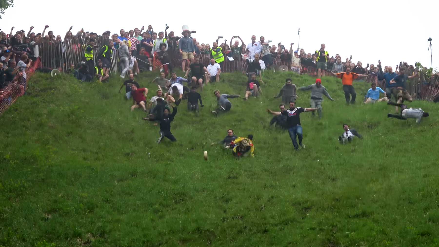 Auch dieses Jahr sind wieder etliche Briten einem Käse hinterhergerollt cheese-rolling-contest-2018 