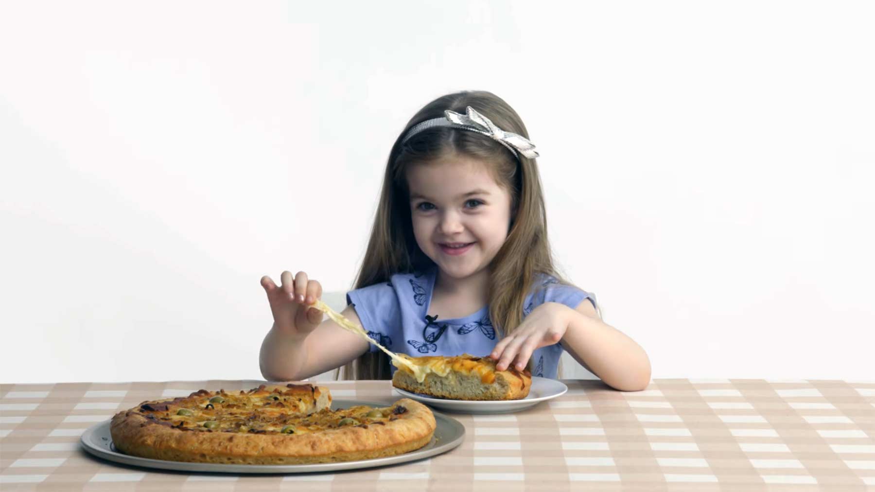 Kinder probieren Pizza-Typen aus aller Welt