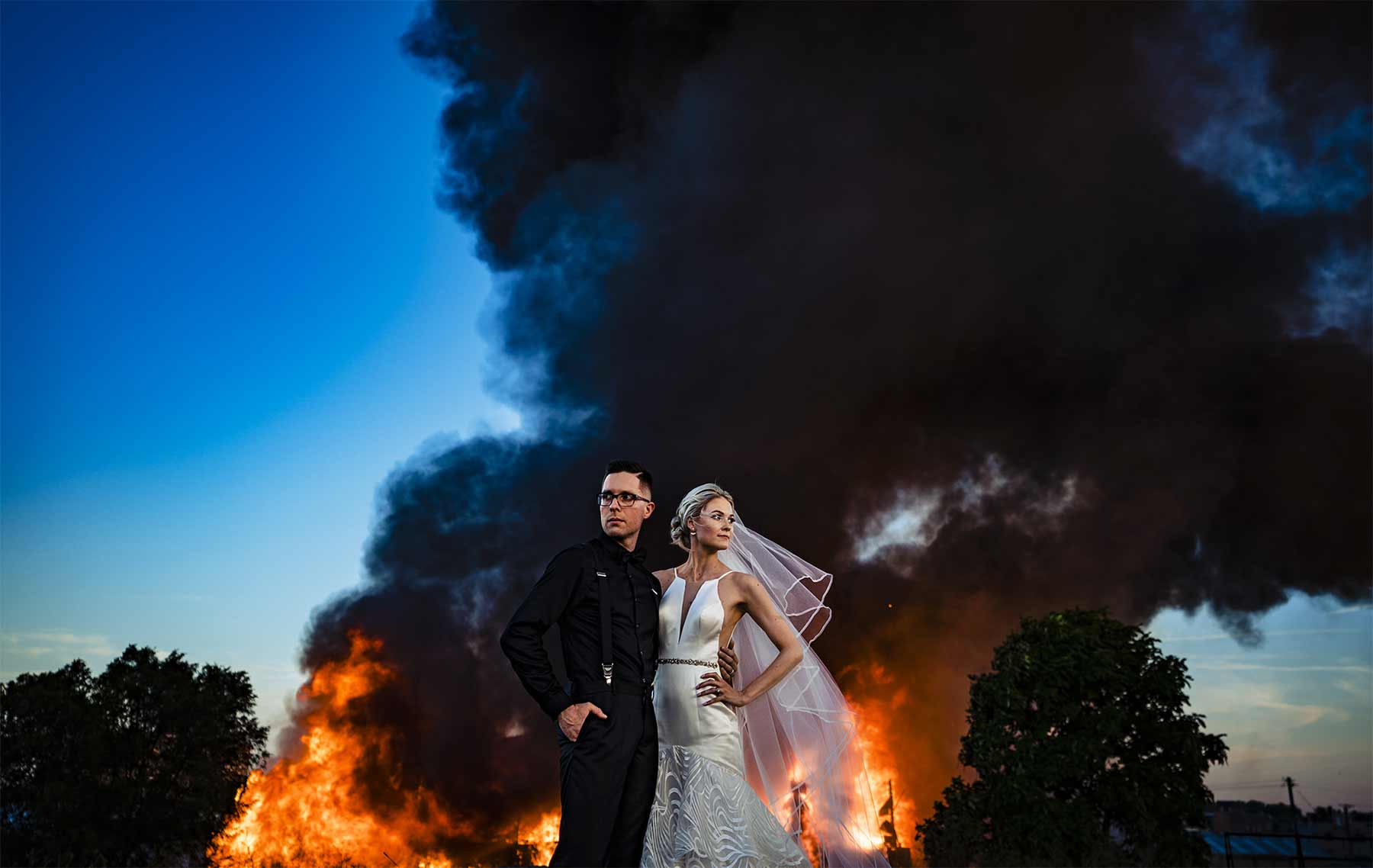 Gebäudebrand spontan für Hochzeitsfotoshooting genutzt