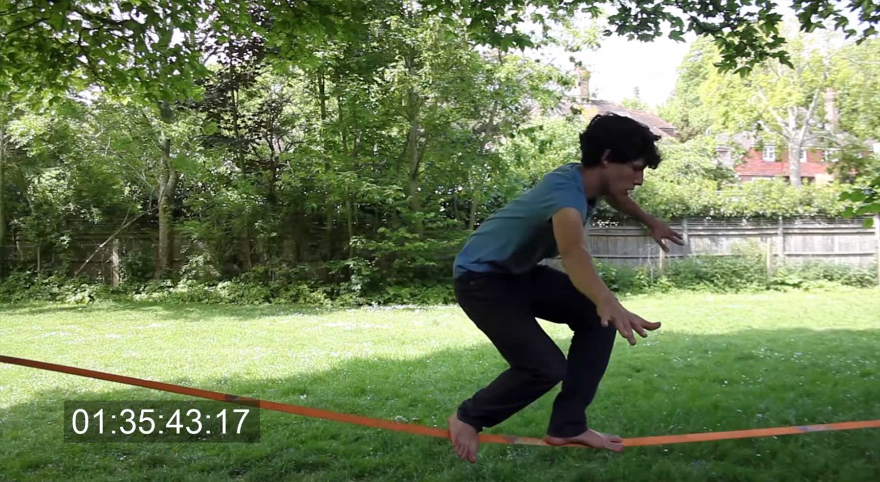 Owen Daughtery lernt Slackline