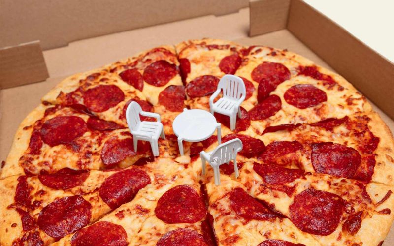 Pizzaabstandshalter wird zum Miniaturtisch