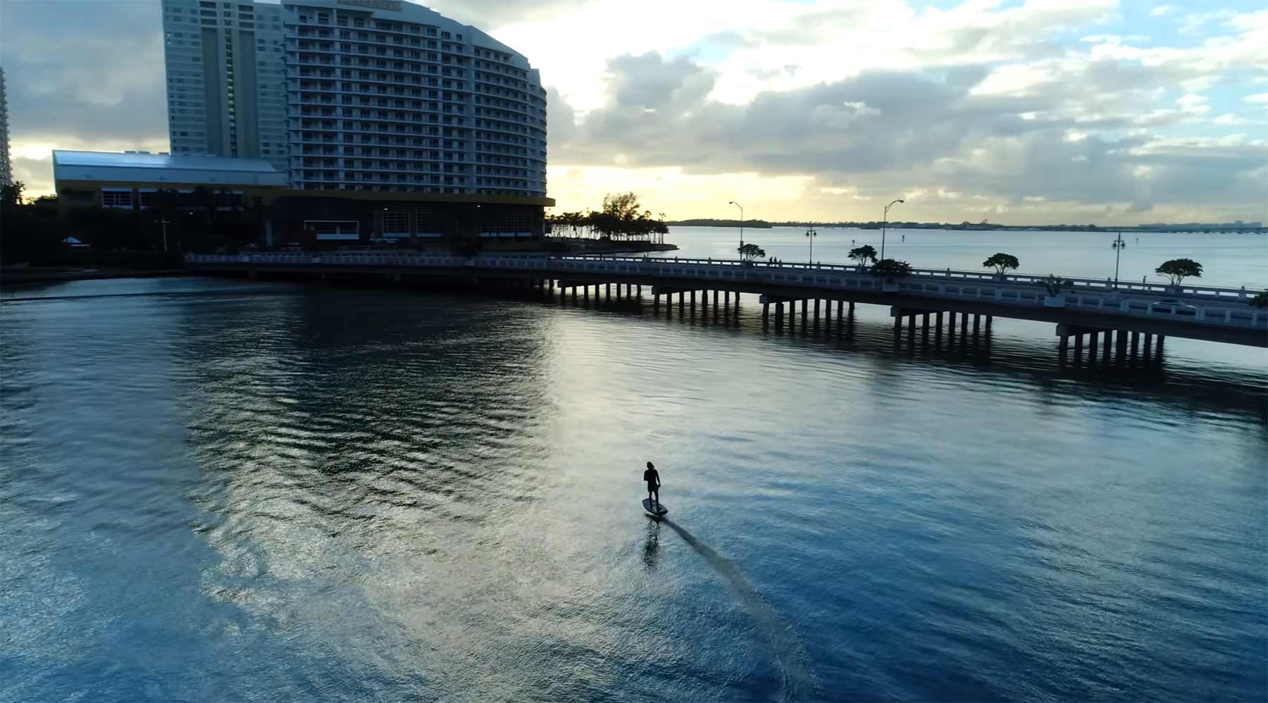 Auf dem elektrischen Surfbrett durch Miami gleiten efoil-miami 