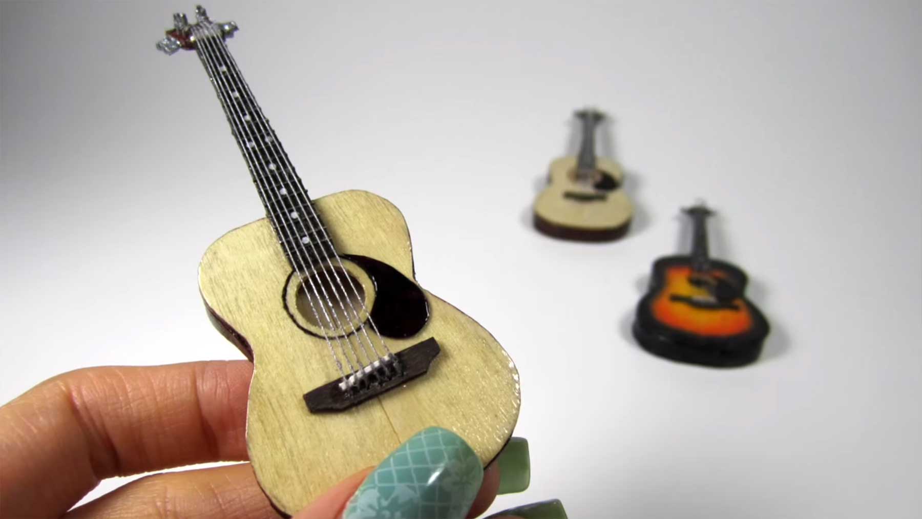 Miniatur-Gitarren aus Eis am Stiel-Stielen basteln miniaturgitarren-aus-holzstaeben 