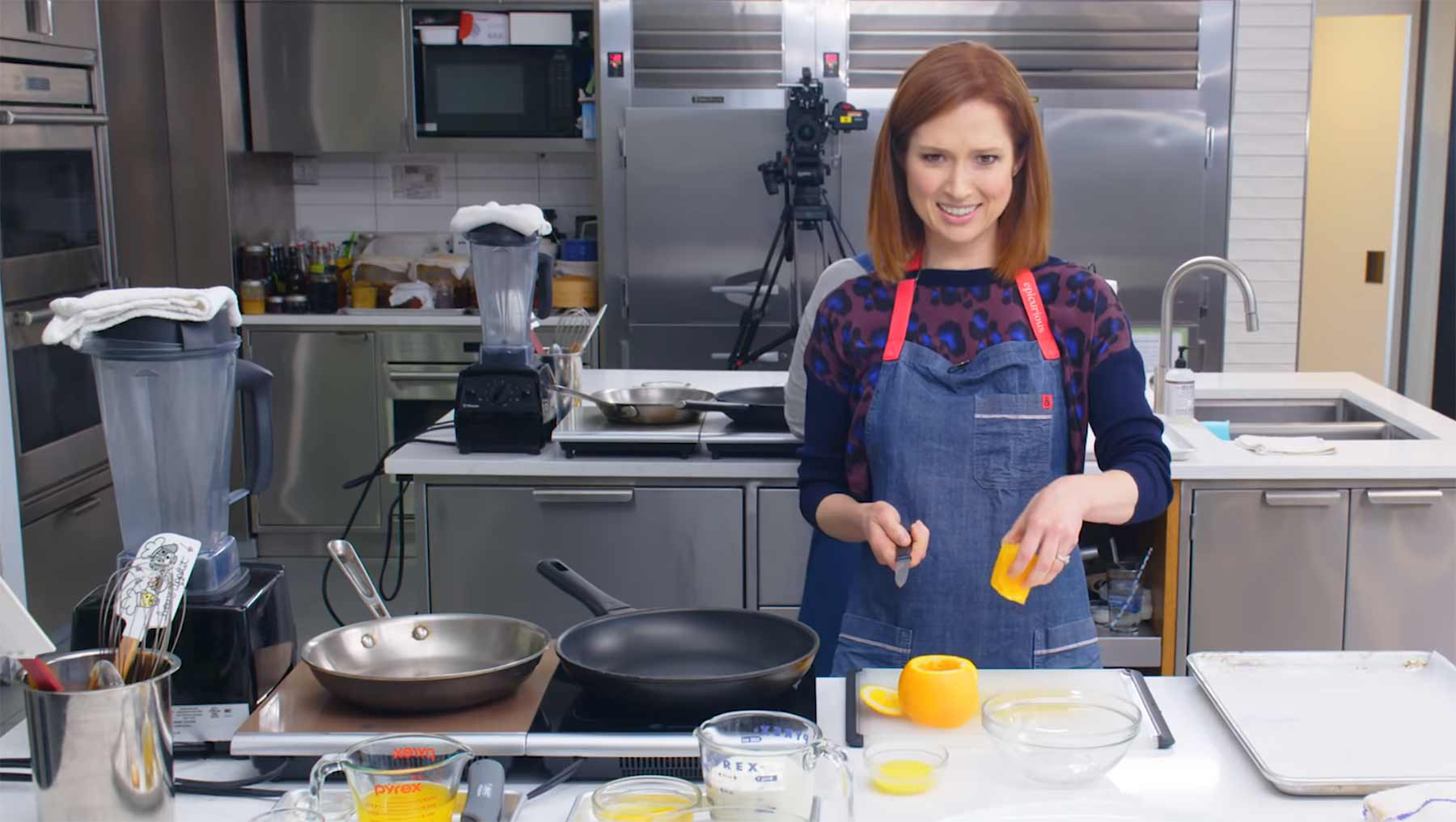 Ellie Kemper versucht, mit Profikoch mitzuhalten Ellie-kemper-back-to-back-cooking 
