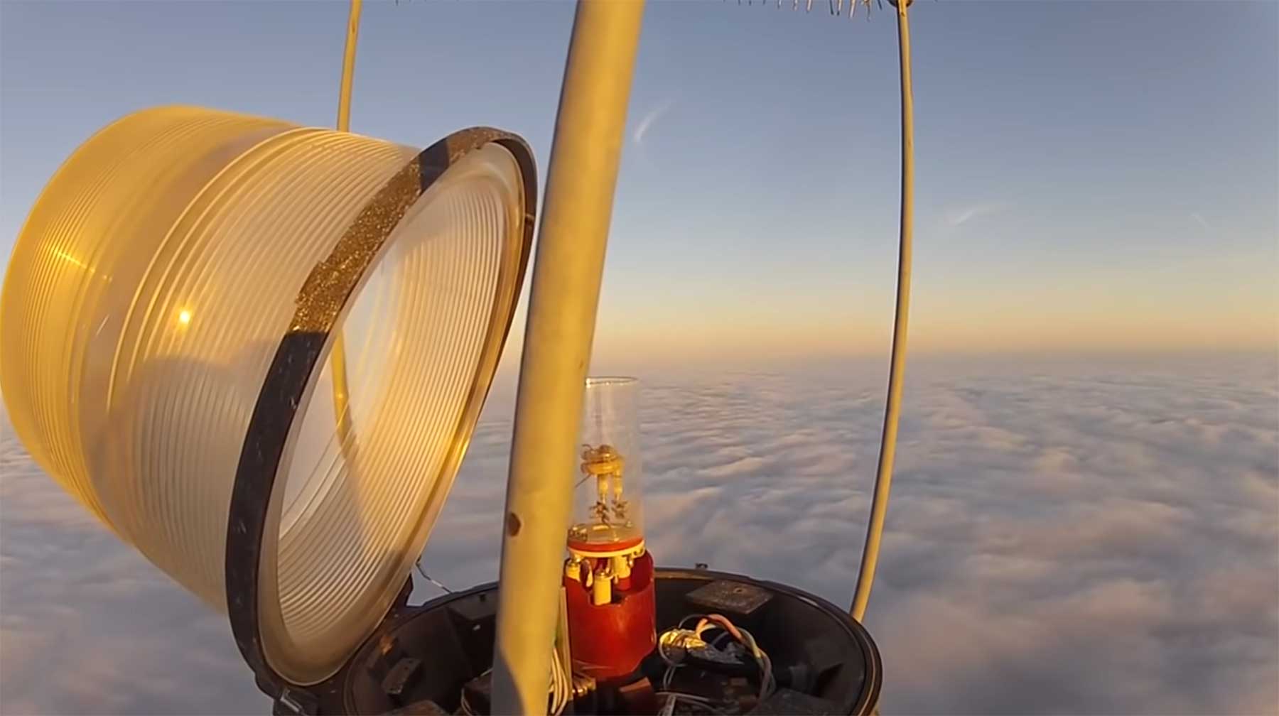 Eine Glühbirne auf einem 610 Meter hohen Turm auswechseln