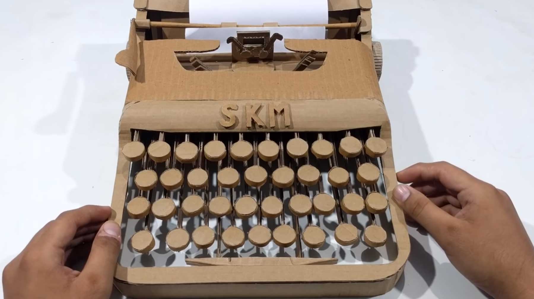Schreibmaschine aus Pappe