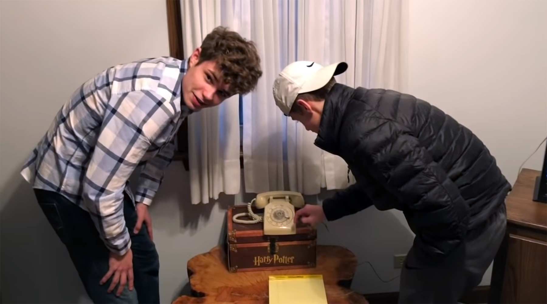 17-Jährige versuchen, ein Drehscheibentelefon zu bedienen