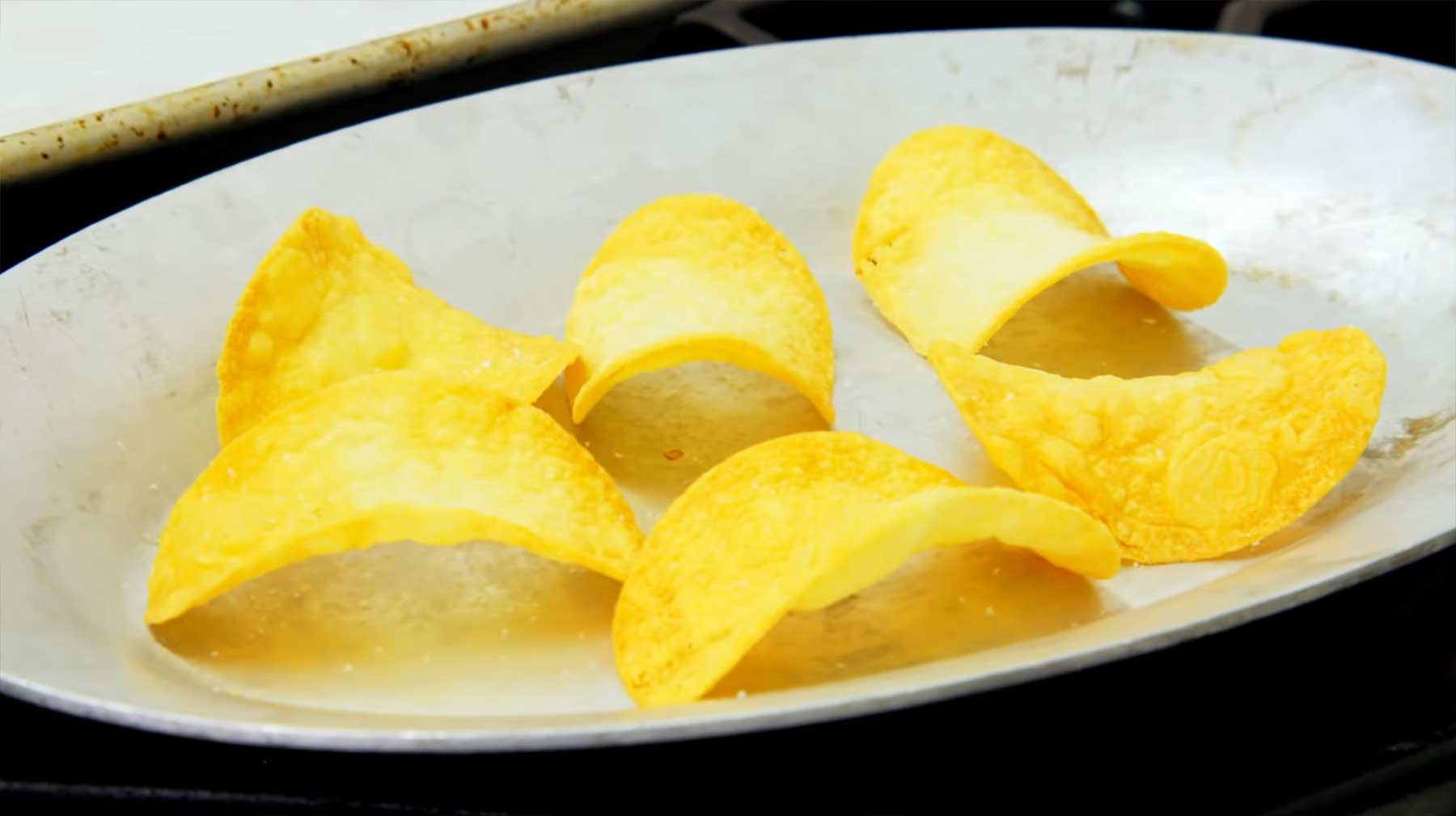 Gourmet-Konditorin versucht, Pringles-Chips nachzubacken