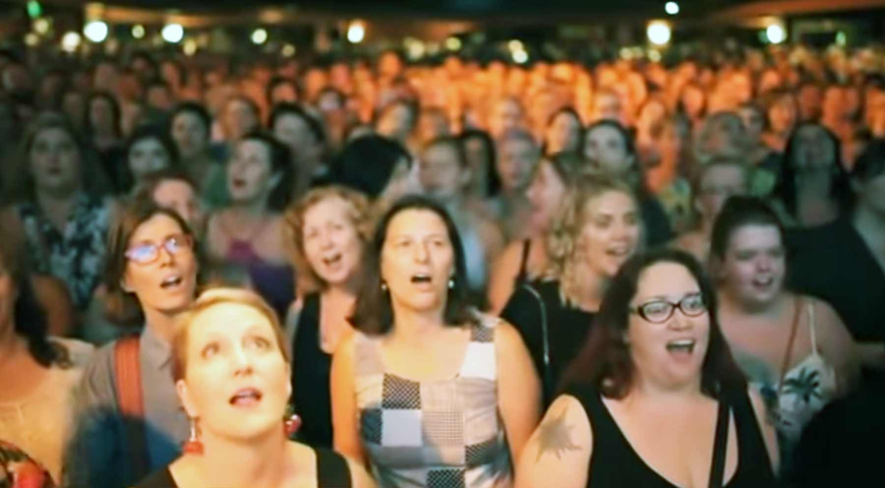 Kneipenchor mit 1.500 Leuten singt “I Want It That Way”