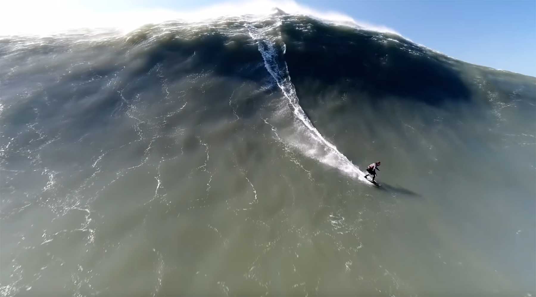 Drohne filmt Surfer beim 20-Meter-Wellenritt