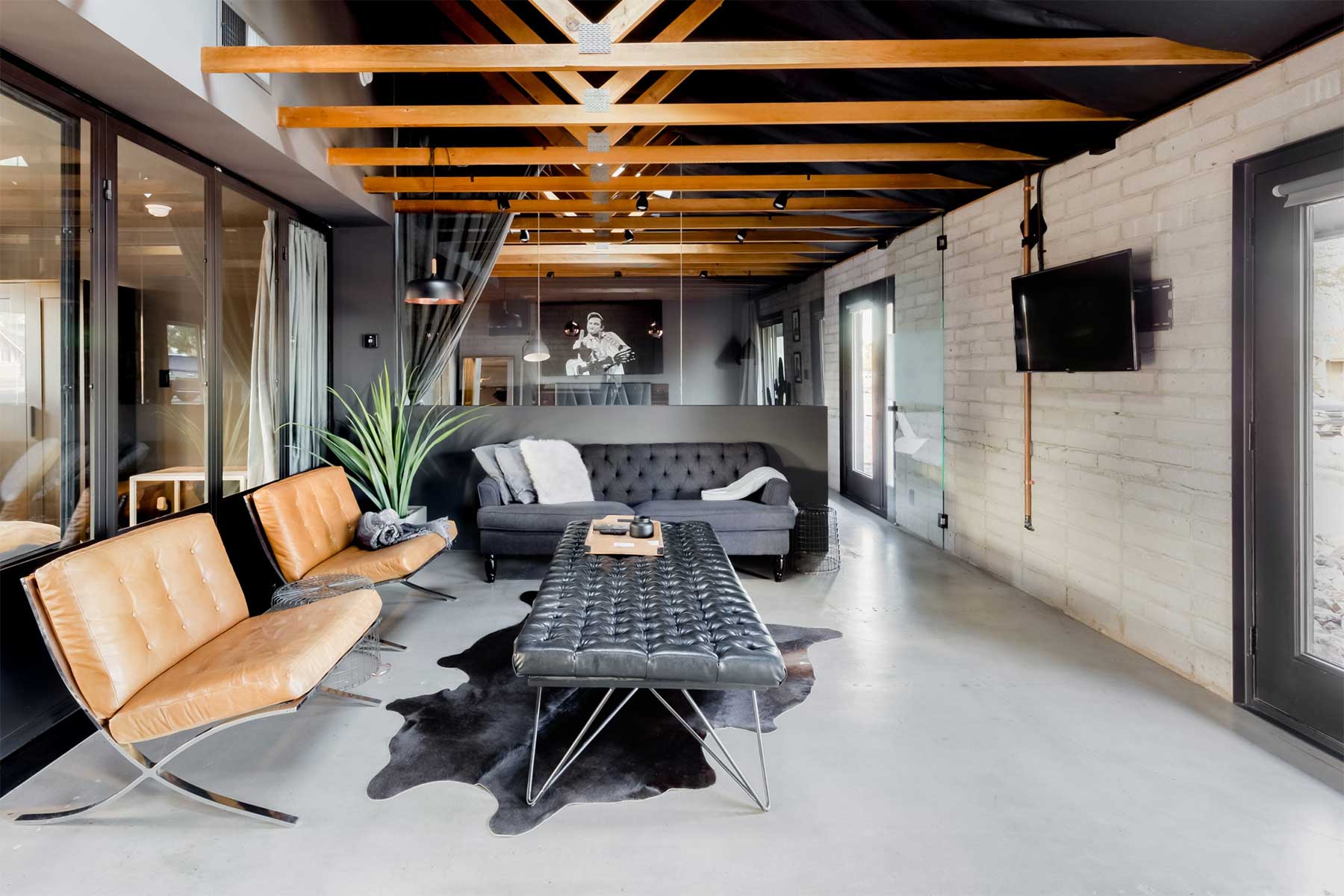 Traum-Loft: The Black House The-Black-House-Airbnb_01 