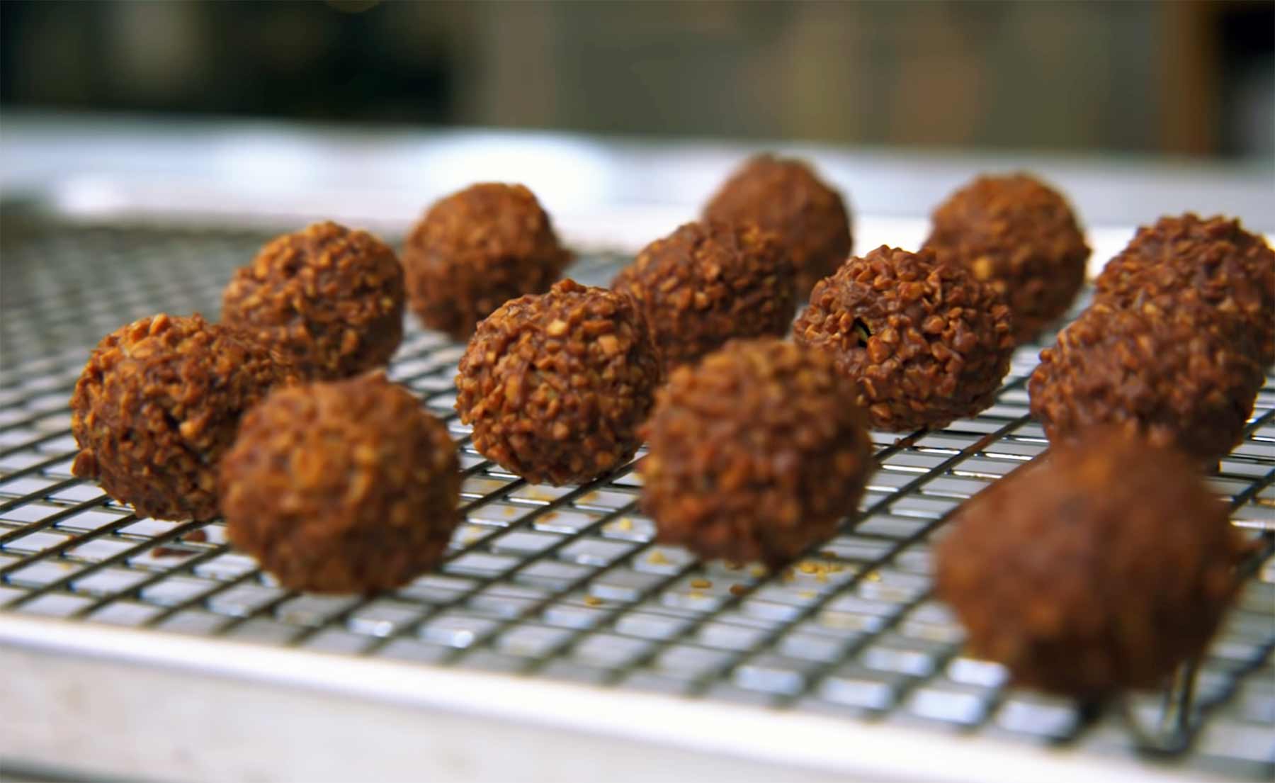 Rocher selber machen: Gourmet-Konditorin versucht es rochers-selber-machen 