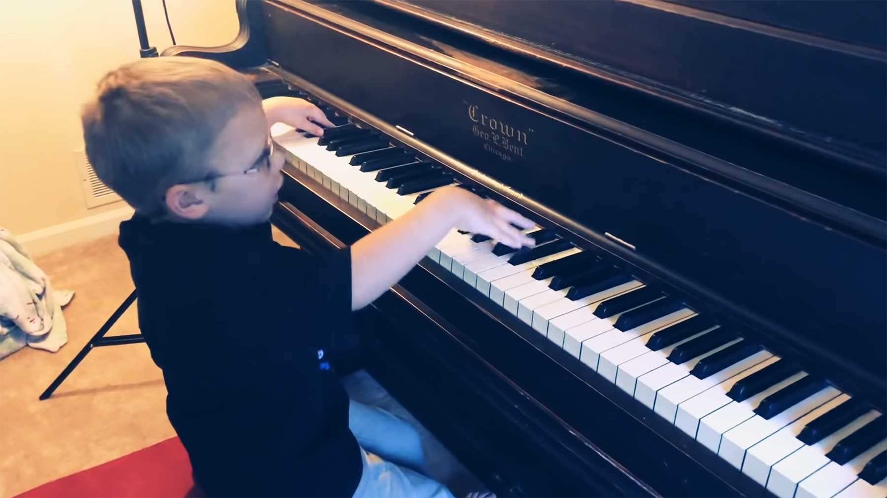 Blinder 6-jähriger Junge spielt und singt "Bohemian Rhapsody" am Klavier blinder-junge-singt-bohemian-rhapsody 