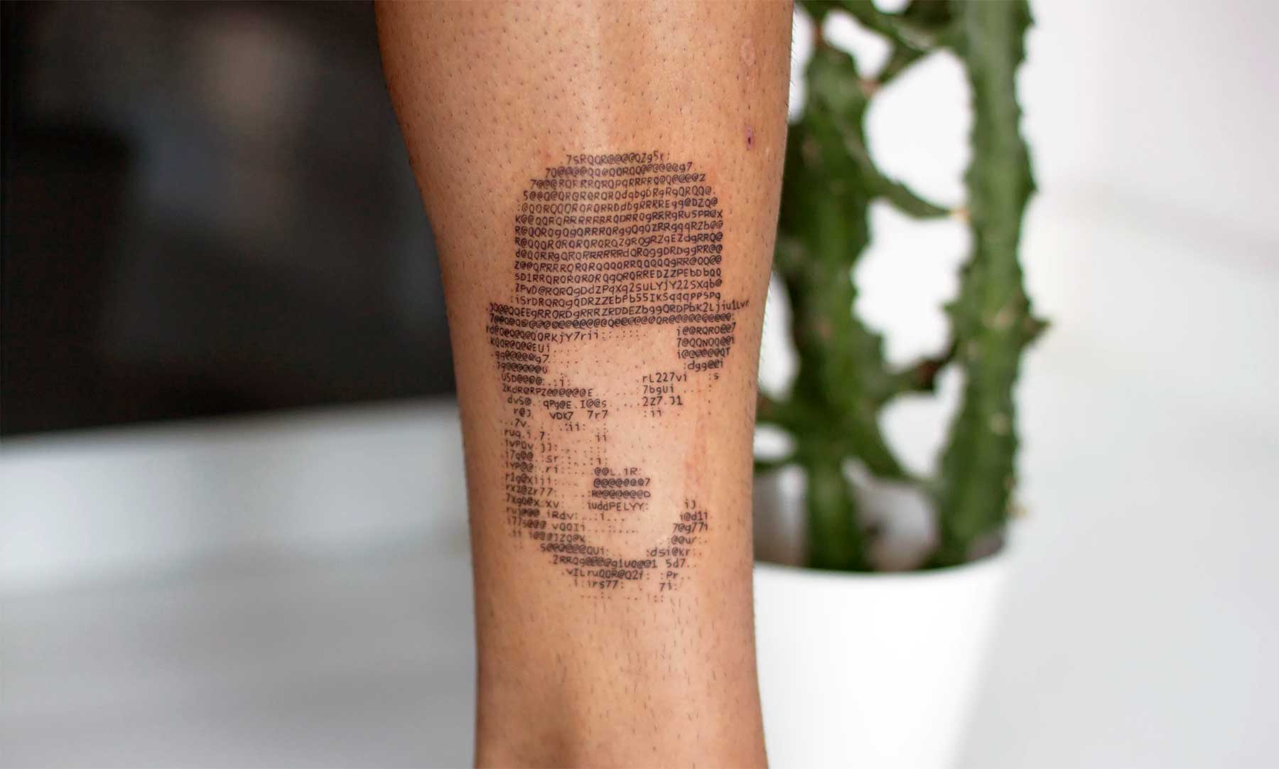 Andreas Vrontis sticht ASCII-Portrait-Tattoos