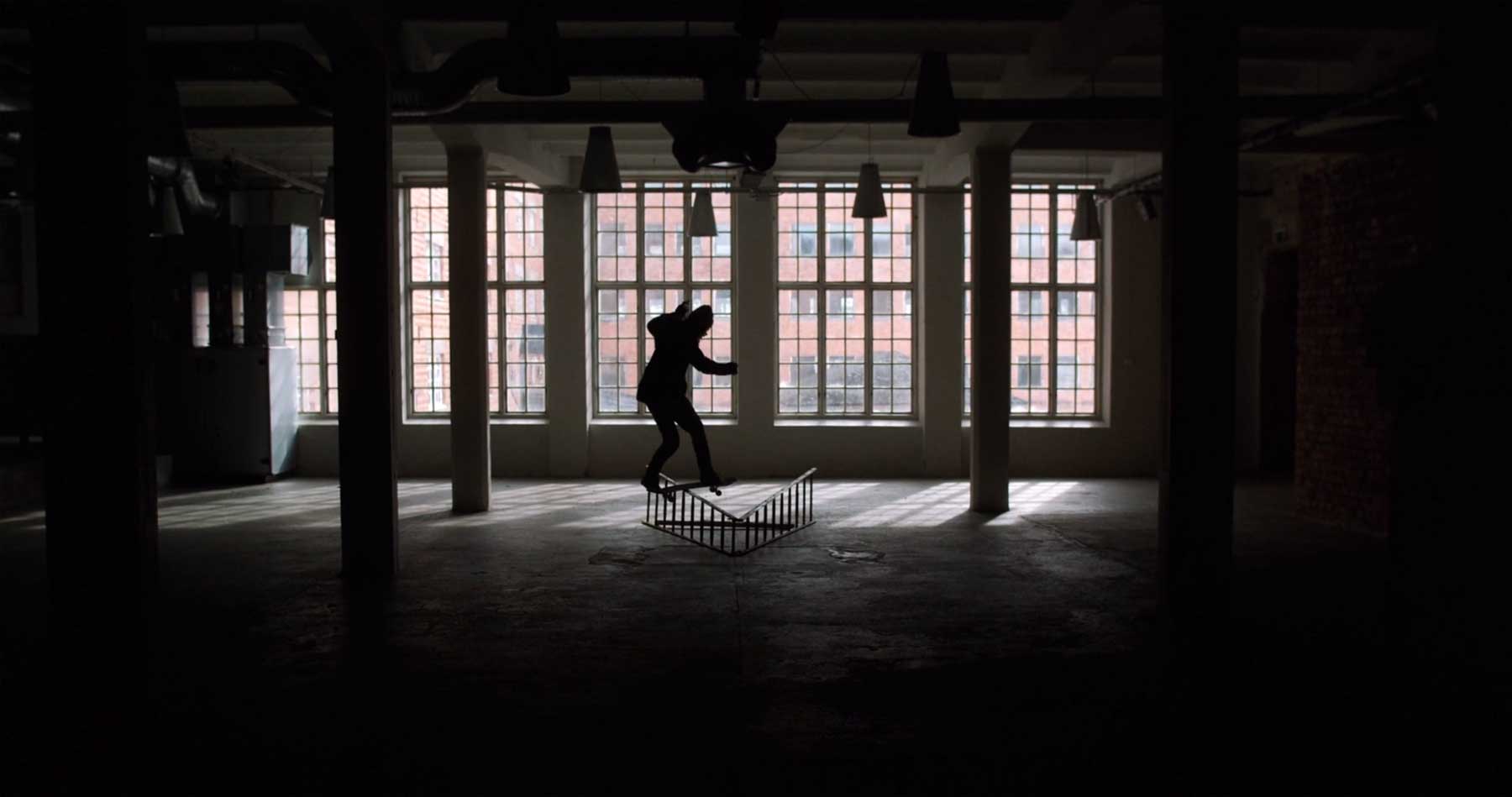 Skateboarding in einer verlassenen Fabrikhalle abandoned-skateboarding-wollfabrikhalle 