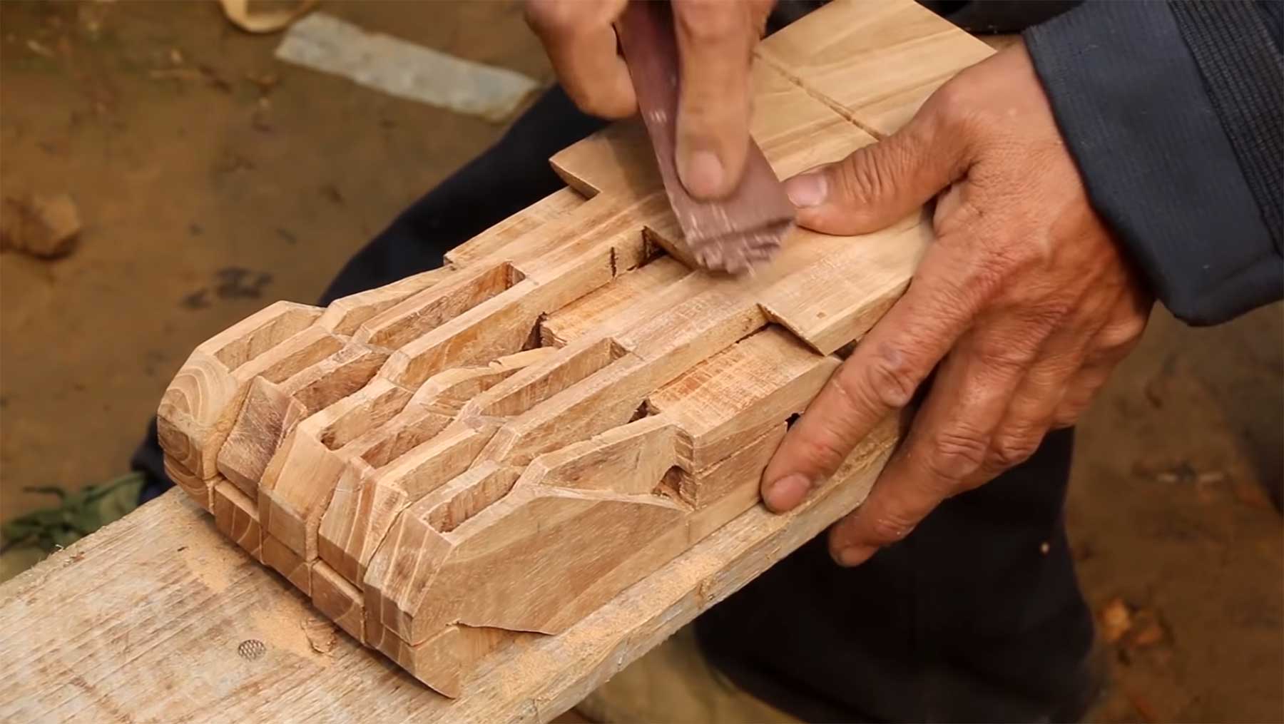 Einen Klapphocker aus einem Stück Holz fertigen