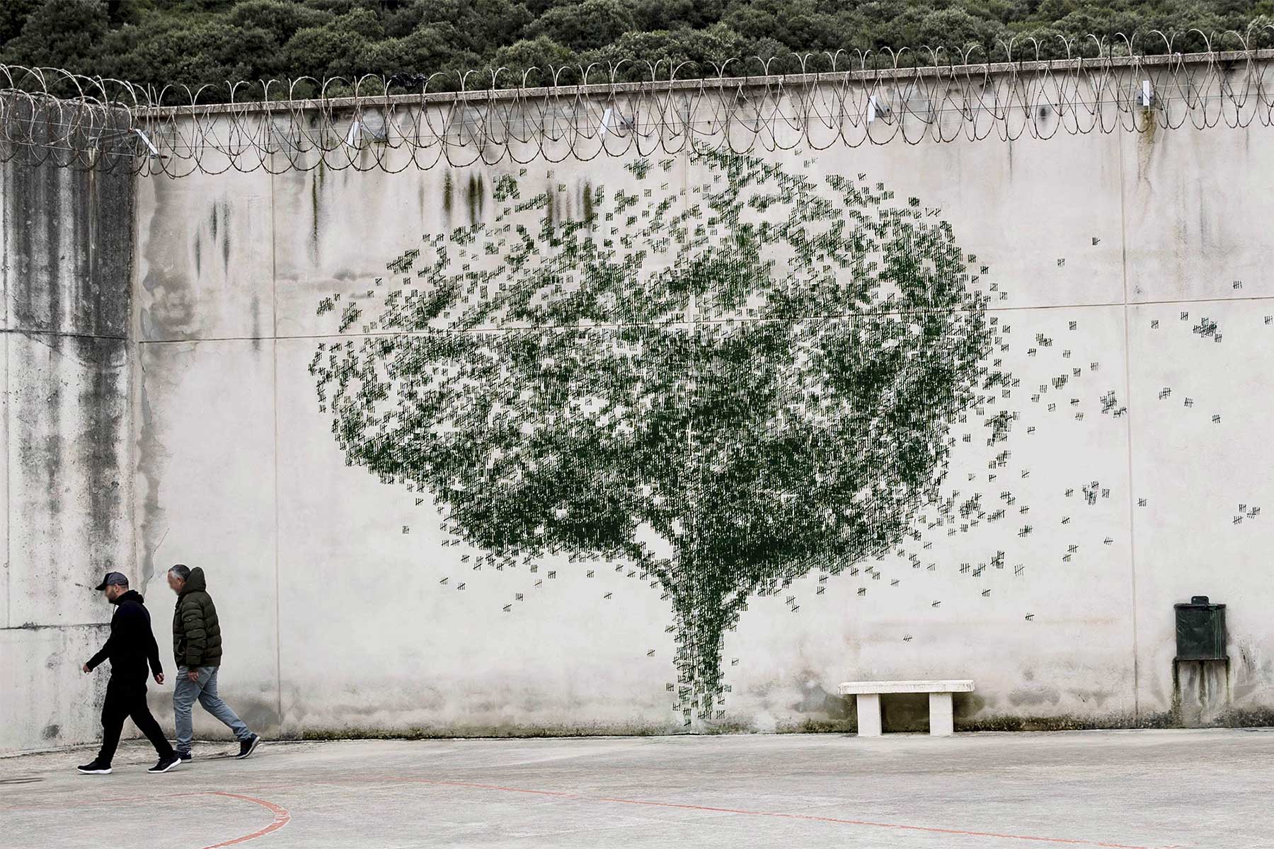 Pejac hat im Gefängnis gemeinsam mit Insassen Street Art gemacht Pejac-gefaengnis-street-art 