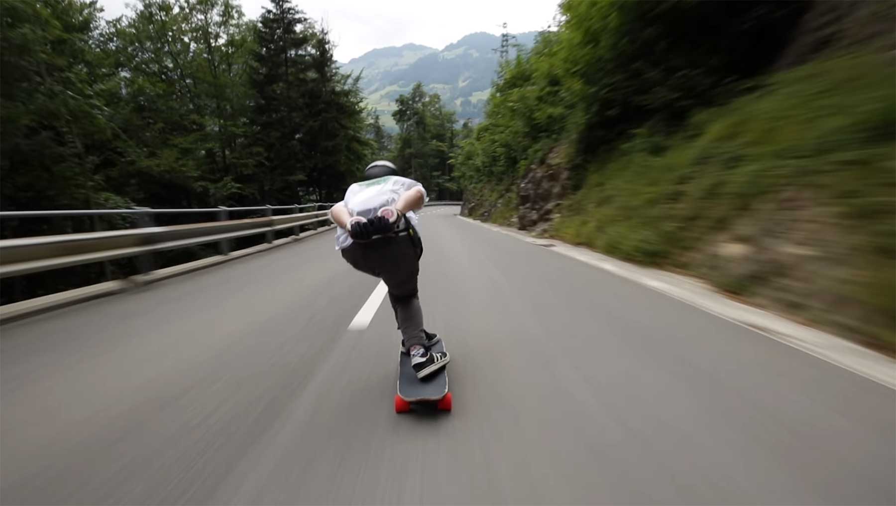 Mit 112 km/h auf dem Longboard die Straße runter josh-neuman-schweiz-70kmh 